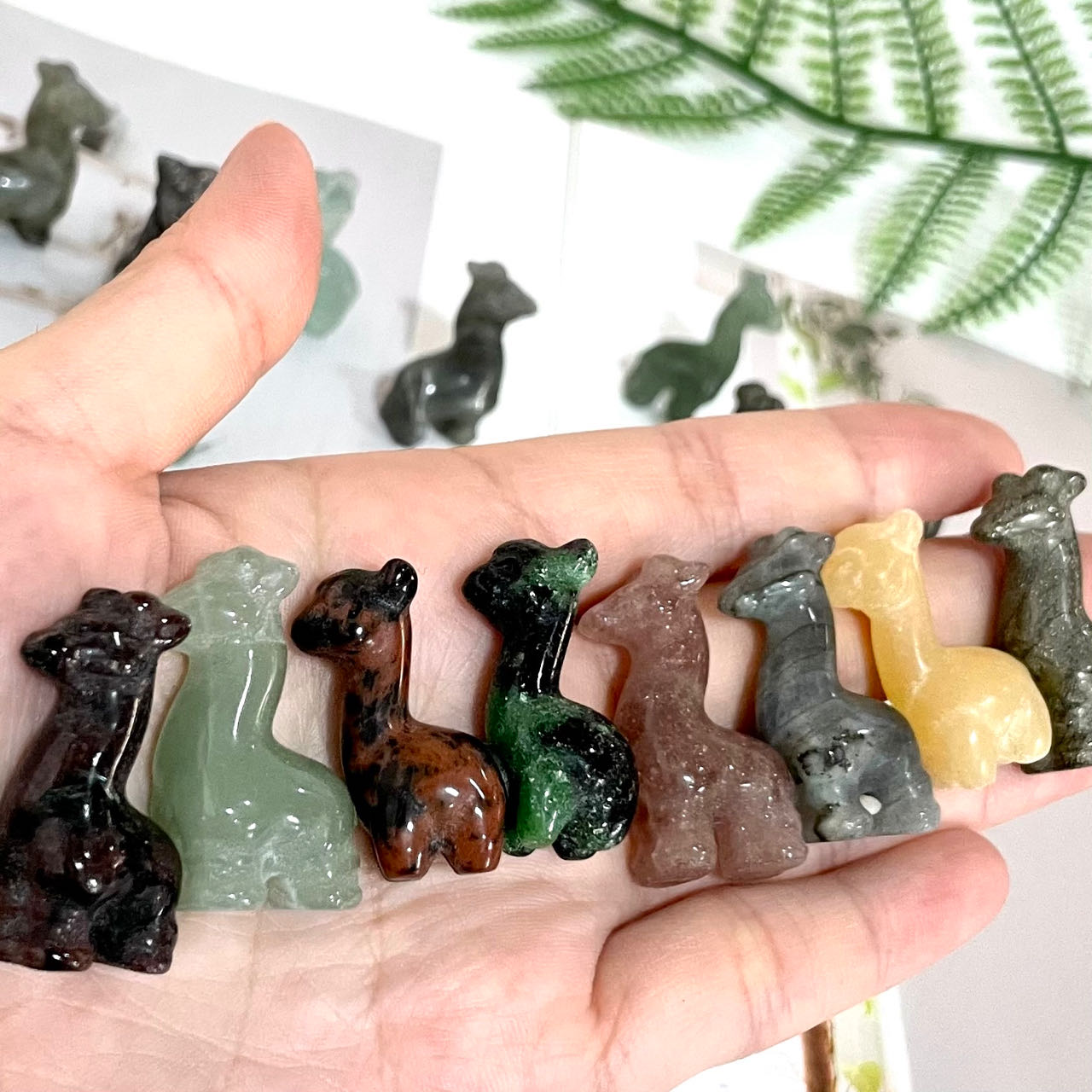 Different Material 3CM Height Small Giraffe Crystal Carvings 10 Counts Rose Quartz Clear Quartz Yellow Tiger Eye Amethyst Sodalite Green Aventurine Rohdnite Kiwi Jasper Healing Crystal Home Decoration From IG Crystal