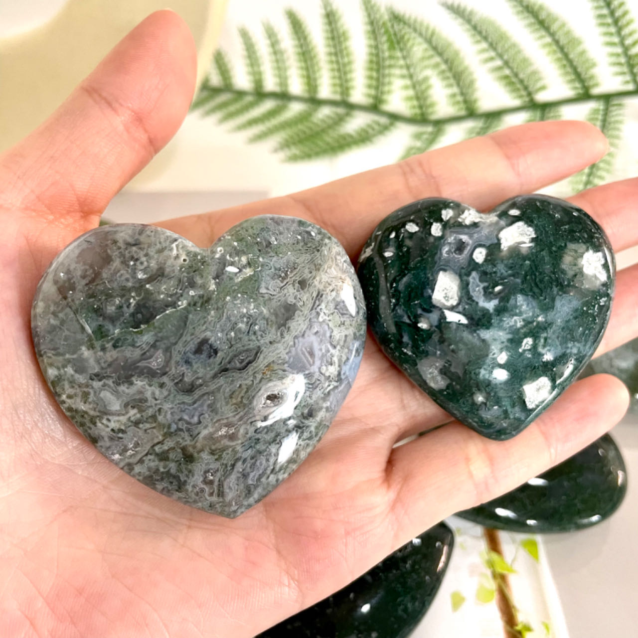 3 Counts Natural Moss Agate Heart Healing Crystal Hand-carved Moss Agate Love Heart Healing Stone Balancing Reiki Crystal Collection Creativity Ornaments Home Decor Desk Decor From IG Crystal