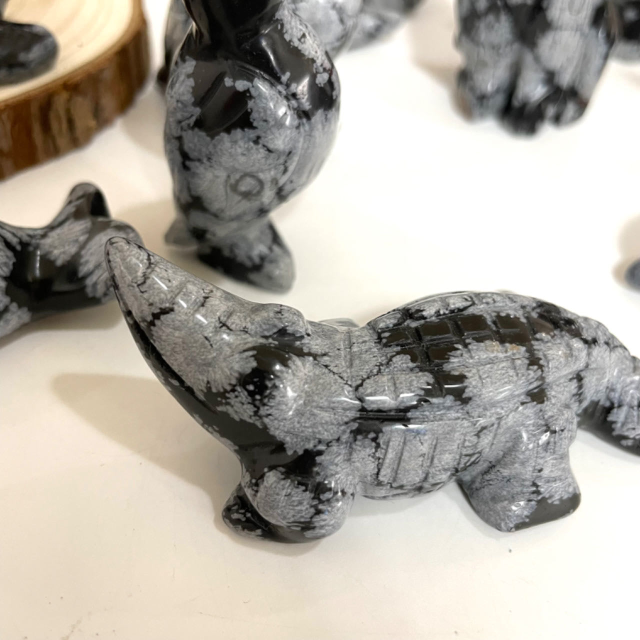 Snow Flake Obsidian Animals Crystal Turtle Dog Rabbit Frog Dolphin Fish Shark Bird Crocodile Owl Seal Healing Stone From IG Crystal