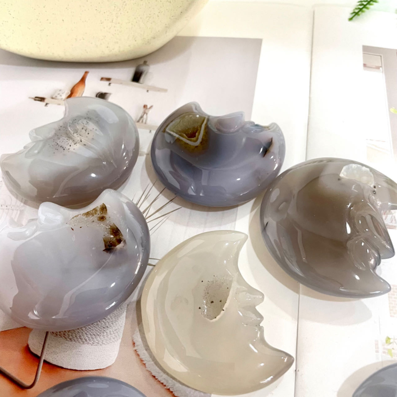 4~7 Counts Geode Agate Moon Face Crystal Healing Stone Home Decoration From IG Crystal