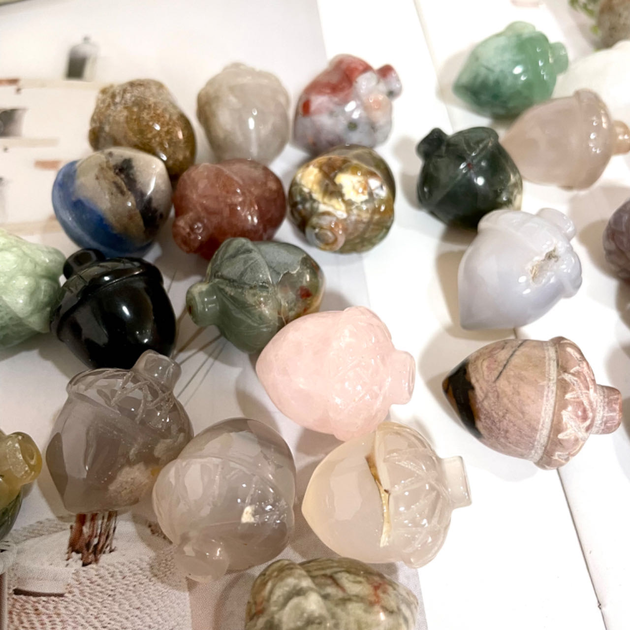 IG Crystal Different Material Pinecone Crystals Set 18 Counts Rose Quartz Clear Quartz Yellow Tiger Eye Amethyst Sodalite Green Aventurine Rohdnite Kiwi Jasper Healing Crystal Home Decoration
