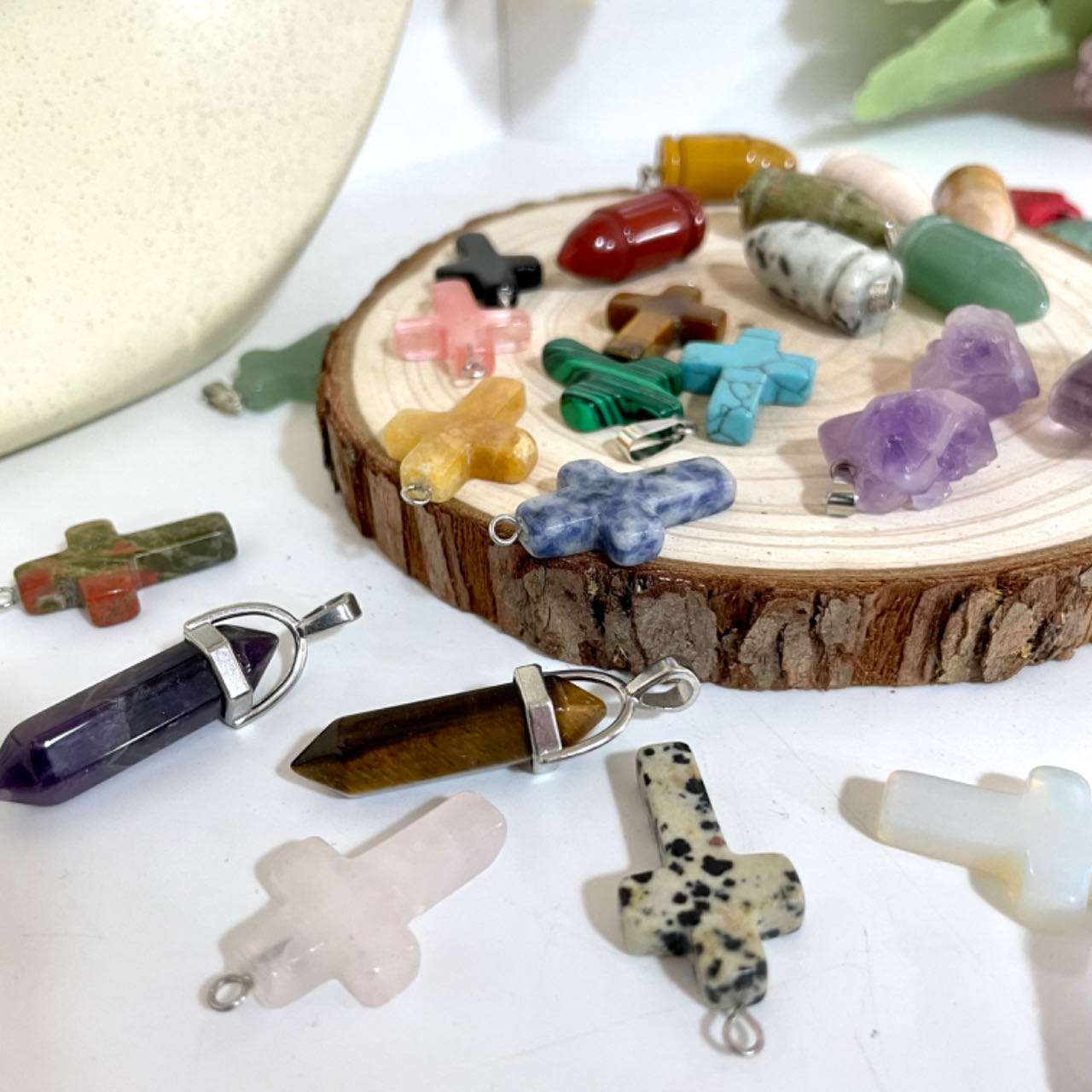 Stochastic 10PCS Different Maerail Crystal Decklace Star Bullet Crucifix Crystal Wand Amethyst Chips Healing Stone From IG Crystal
