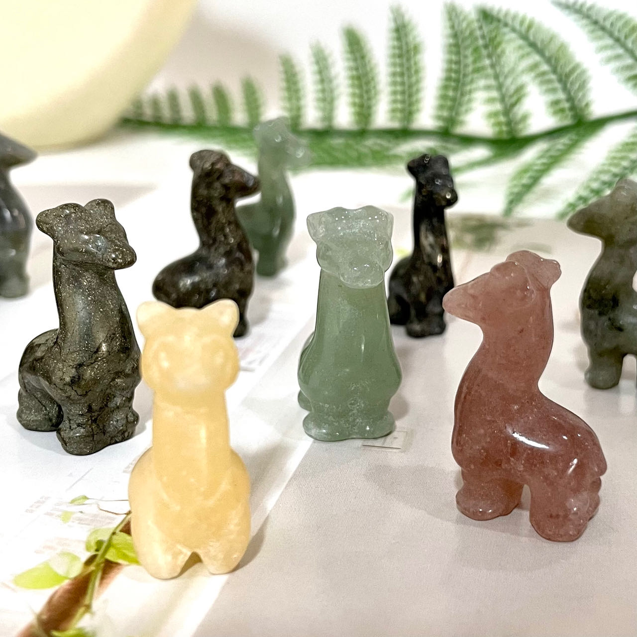 Different Material 3CM Height Small Giraffe Crystal Carvings 10 Counts Rose Quartz Clear Quartz Yellow Tiger Eye Amethyst Sodalite Green Aventurine Rohdnite Kiwi Jasper Healing Crystal Home Decoration From IG Crystal