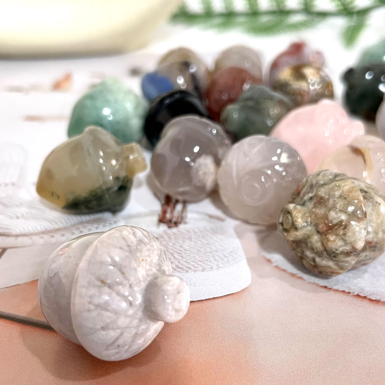 IG Crystal Different Material Pinecone Crystals Set 18 Counts Rose Quartz Clear Quartz Yellow Tiger Eye Amethyst Sodalite Green Aventurine Rohdnite Kiwi Jasper Healing Crystal Home Decoration