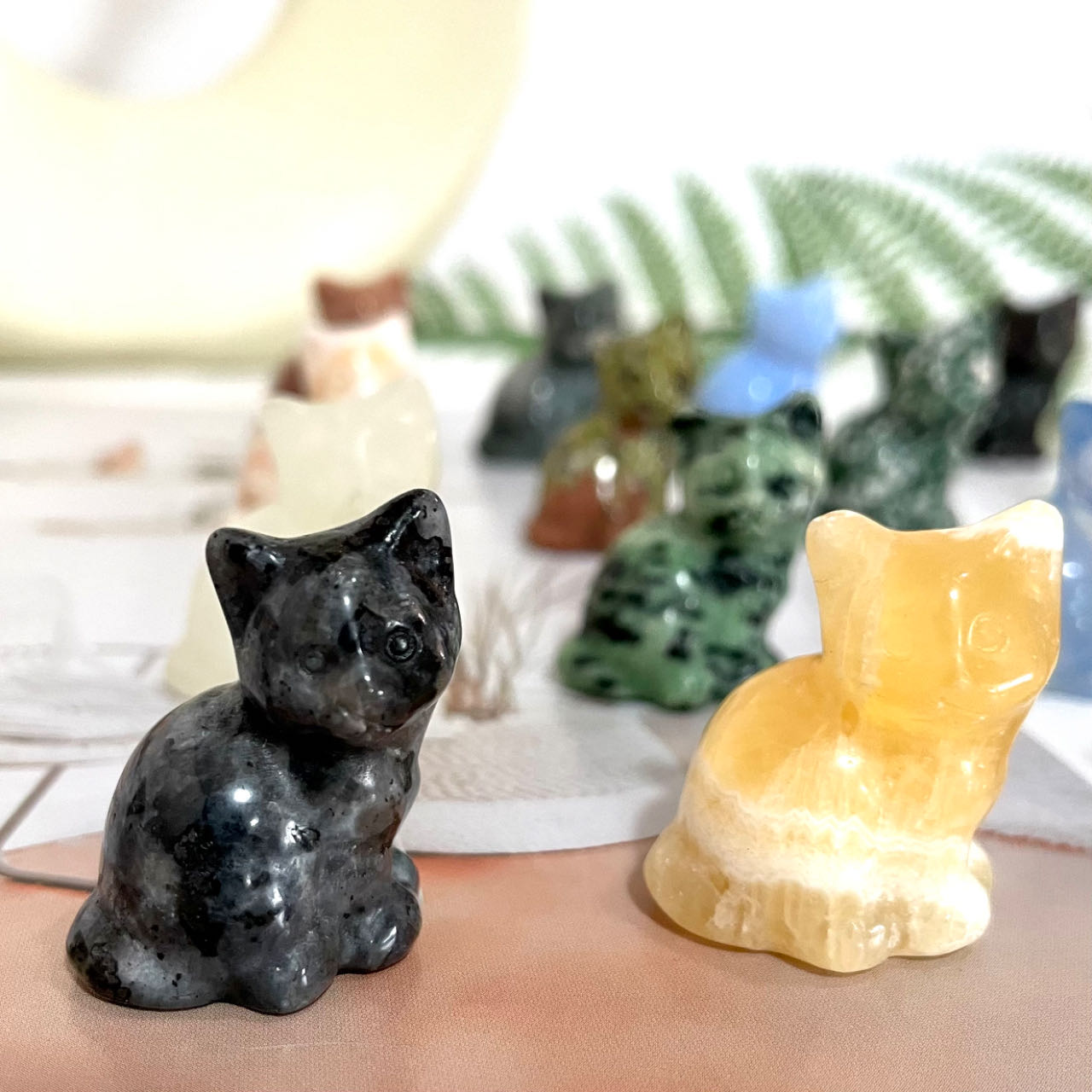 Different Material 3CM Height Small Cat Crystal 10 Counts Rose Quartz Clear Quartz Yellow Tiger Eye Amethyst Sodalite Green Aventurine Rohdnite Kiwi Jasper Healing Crystal Home Decoration From IG Crystal