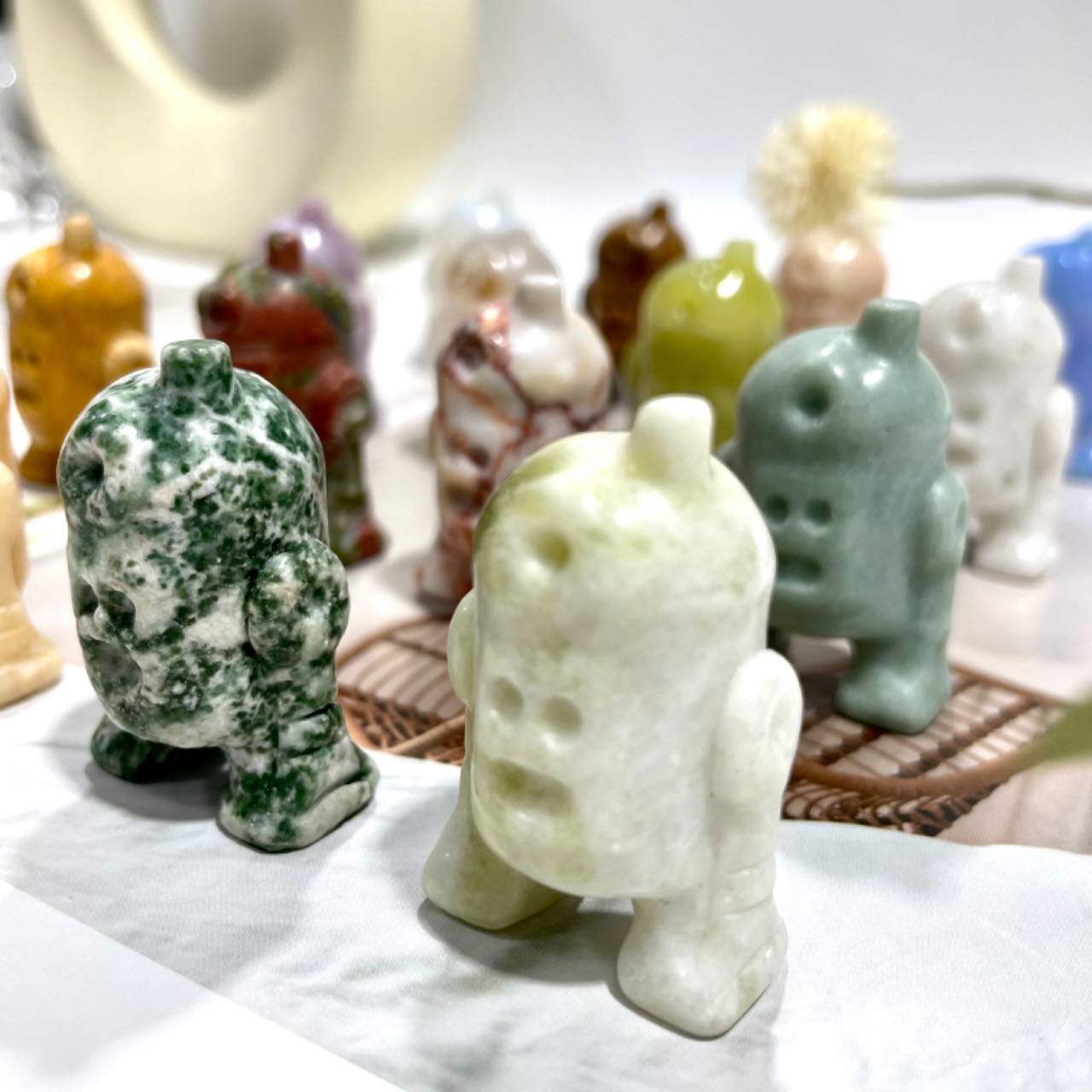 7 Counts Different Materials Small Robot Crystal Amethyst Clear Quartz Kiwi Jasper Green Aventurine Moss Agate Lepidolite Unakite Yellow Jasper Healing Crystal Home Decoration From IG Crystal