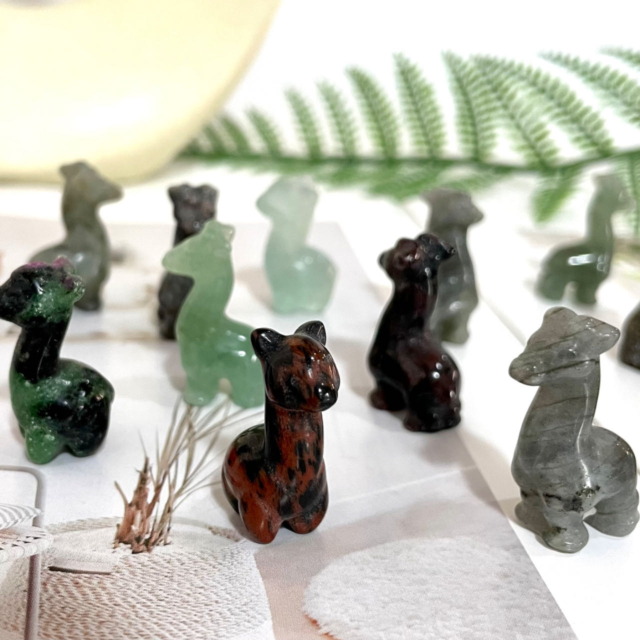 Different Material 3CM Height Small Giraffe Crystal Carvings 10 Counts Rose Quartz Clear Quartz Yellow Tiger Eye Amethyst Sodalite Green Aventurine Rohdnite Kiwi Jasper Healing Crystal Home Decoration From IG Crystal