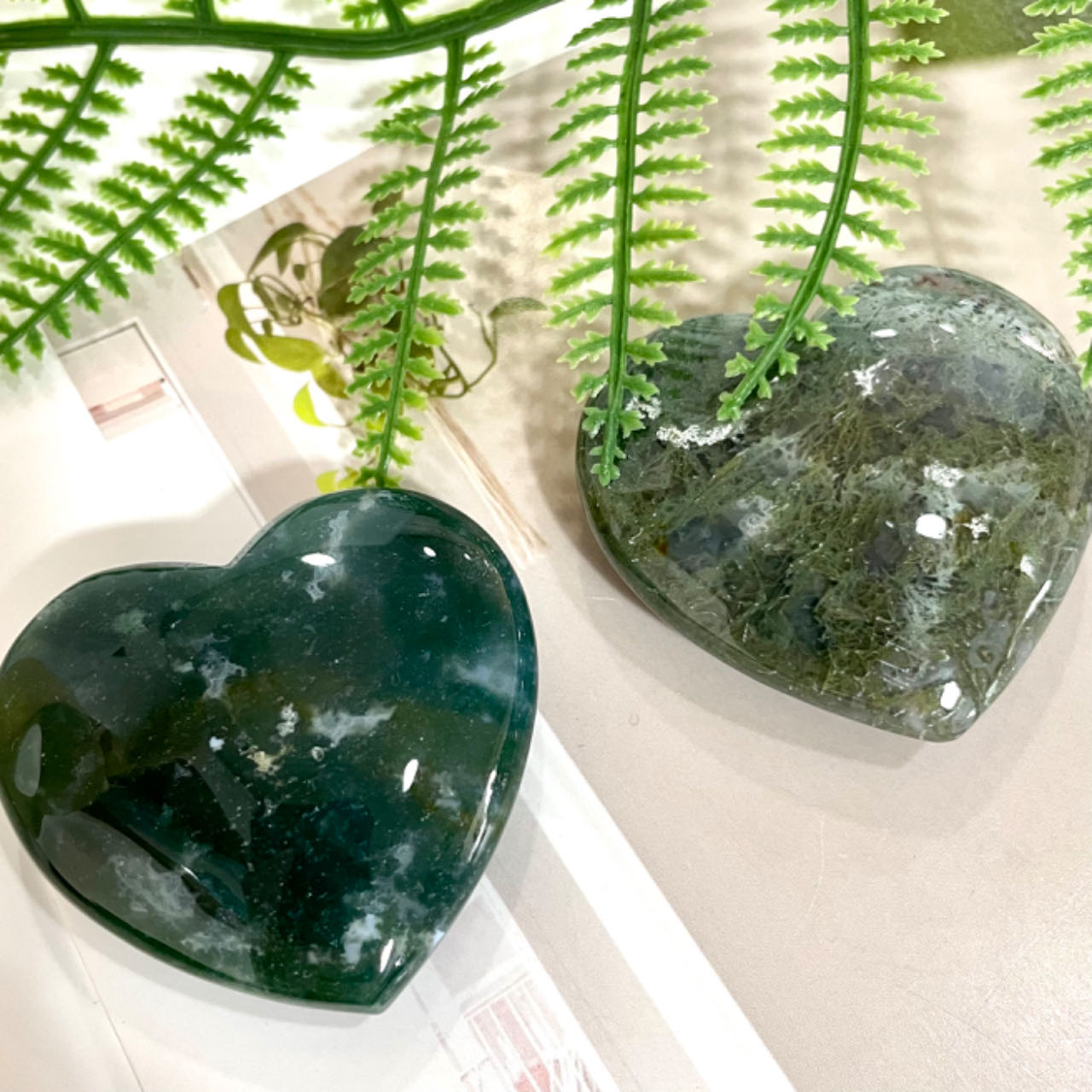 3 Counts Natural Moss Agate Heart Healing Crystal Hand-carved Moss Agate Love Heart Healing Stone Balancing Reiki Crystal Collection Creativity Ornaments Home Decor Desk Decor From IG Crystal