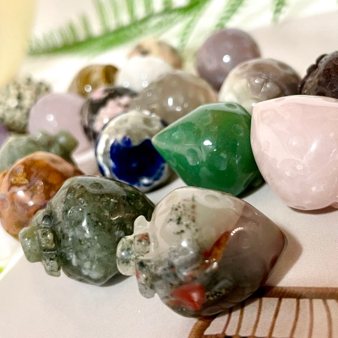 Different Material Strawberry High Quality Natural Crystals Set 10 Counts Rose Quartz Clear Quartz Yellow Tiger Eye Amethyst Sodalite Green Aventurine Rohdnite Kiwi Jasper Healing Crystal Home Decoration From IG Crystal