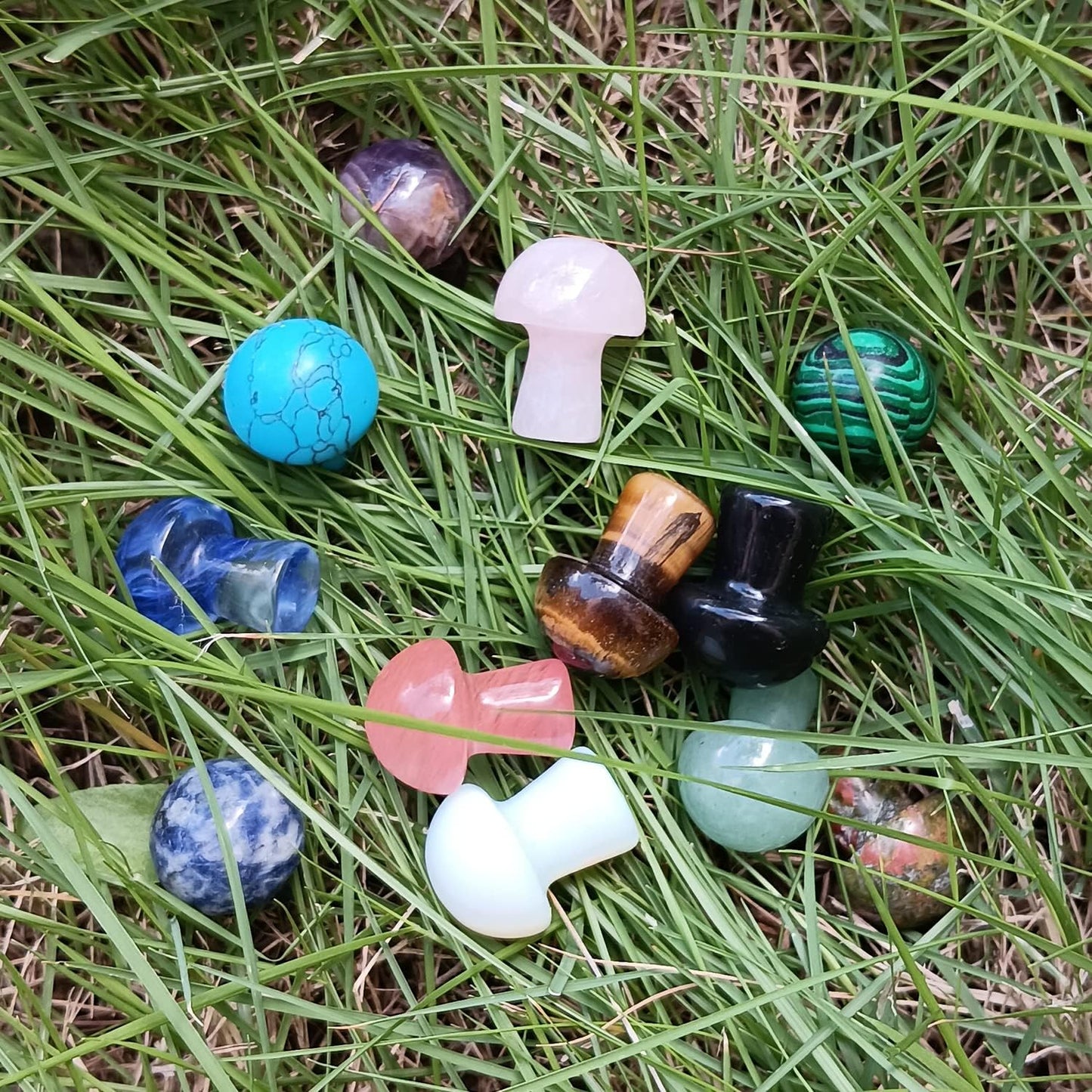 IG Crystal Different Material High Quality Natural Mushroom Crystals Clear Quartz Rose Quartz Green Aventurine Yooperlite Black Obsidian Red Que Sera Healing Crystal Home Decoration