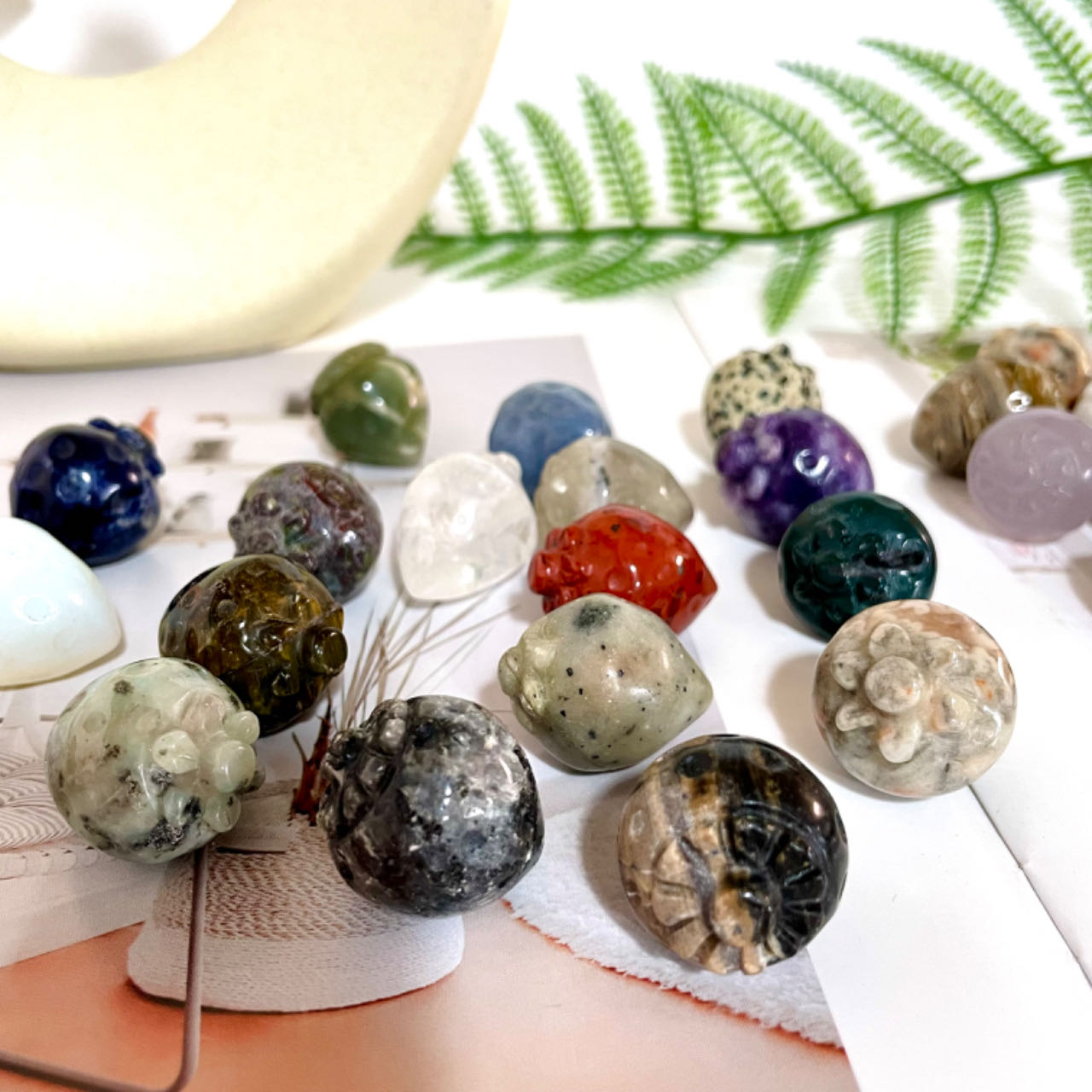 Different Material Strawberry High Quality Natural Crystals Set 10 Counts Rose Quartz Clear Quartz Yellow Tiger Eye Amethyst Sodalite Green Aventurine Rohdnite Kiwi Jasper Healing Crystal Home Decoration From IG Crystal