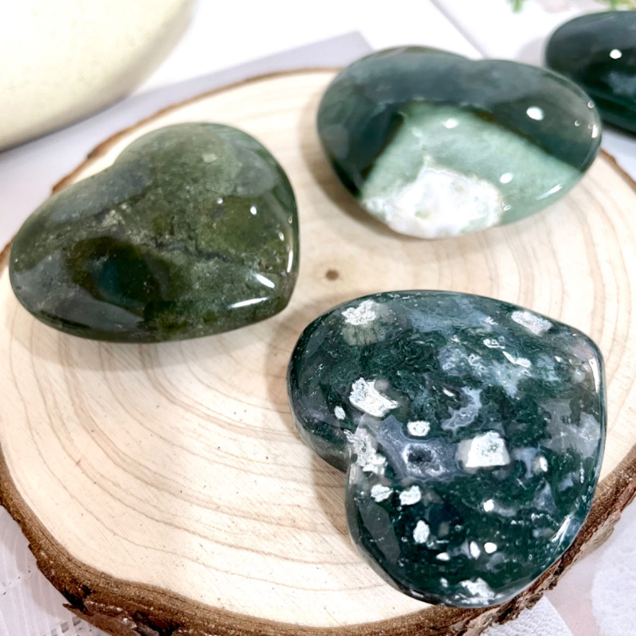 3 Counts Natural Moss Agate Heart Healing Crystal Hand-carved Moss Agate Love Heart Healing Stone Balancing Reiki Crystal Collection Creativity Ornaments Home Decor Desk Decor From IG Crystal