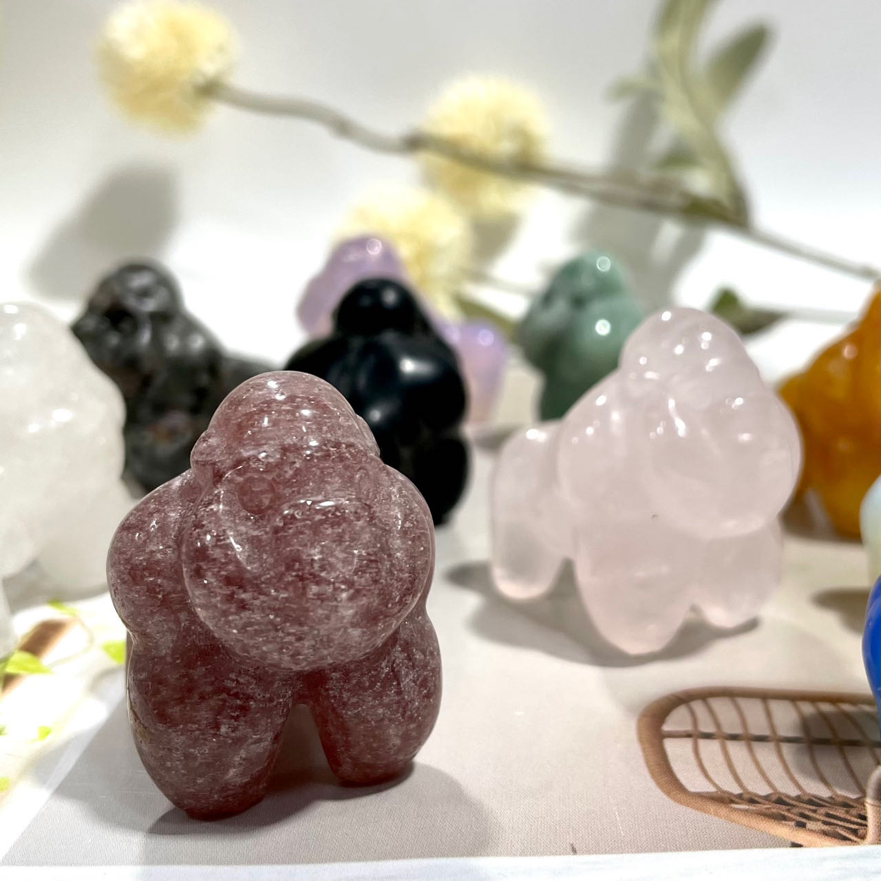 5 Counts Different Materials Small Orangutan Crystal Clear Quartz Rose Quartz Green Aventurine Yooperlite Black Obsidian Red Que Sera Healing Crystal Home Decoration From IG Crystal
