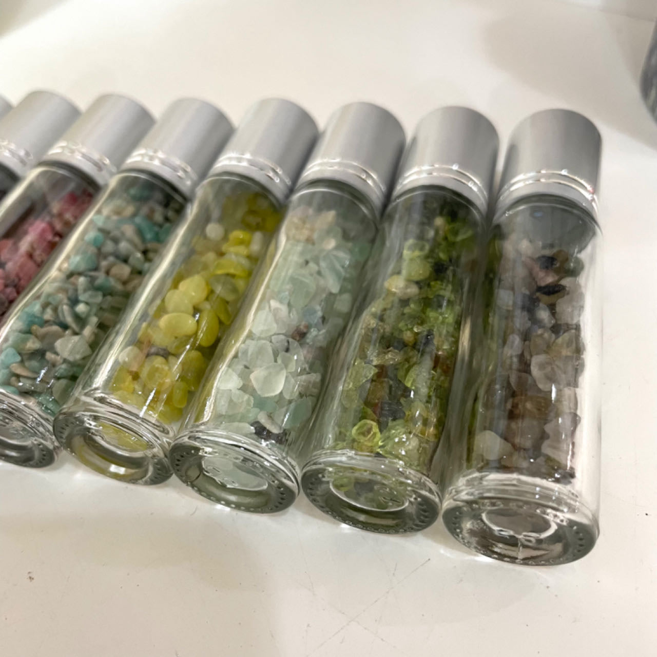 15PCS Essential Oil Roller Crystal Bottles Funnels for Oils Roller on Bottles Amethysts Red Jasper Carribean Caloit Garnet Prehnite Peridot From IG Crystal