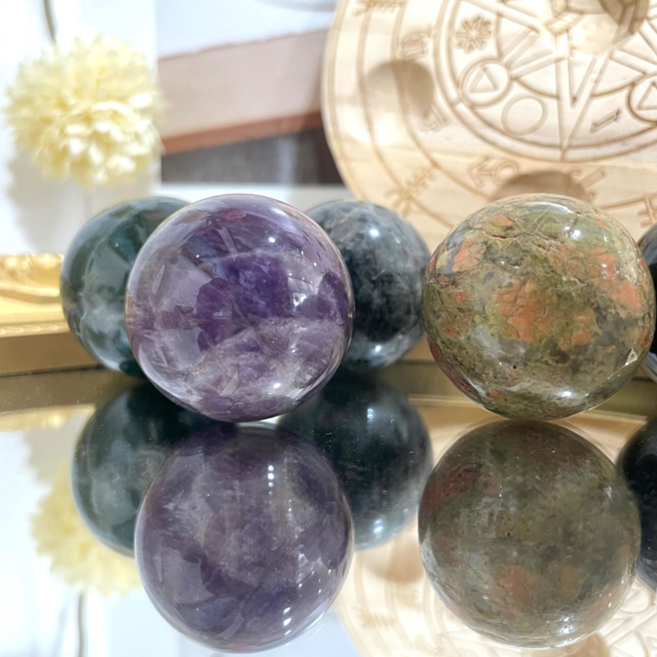 7PCS 3CM Crystal Balls With Wood Stand Set White Calcite Moss Agate Dream Amethyst Unakite Red Jasper Black Obsidian Lavakite From IG Crystal
