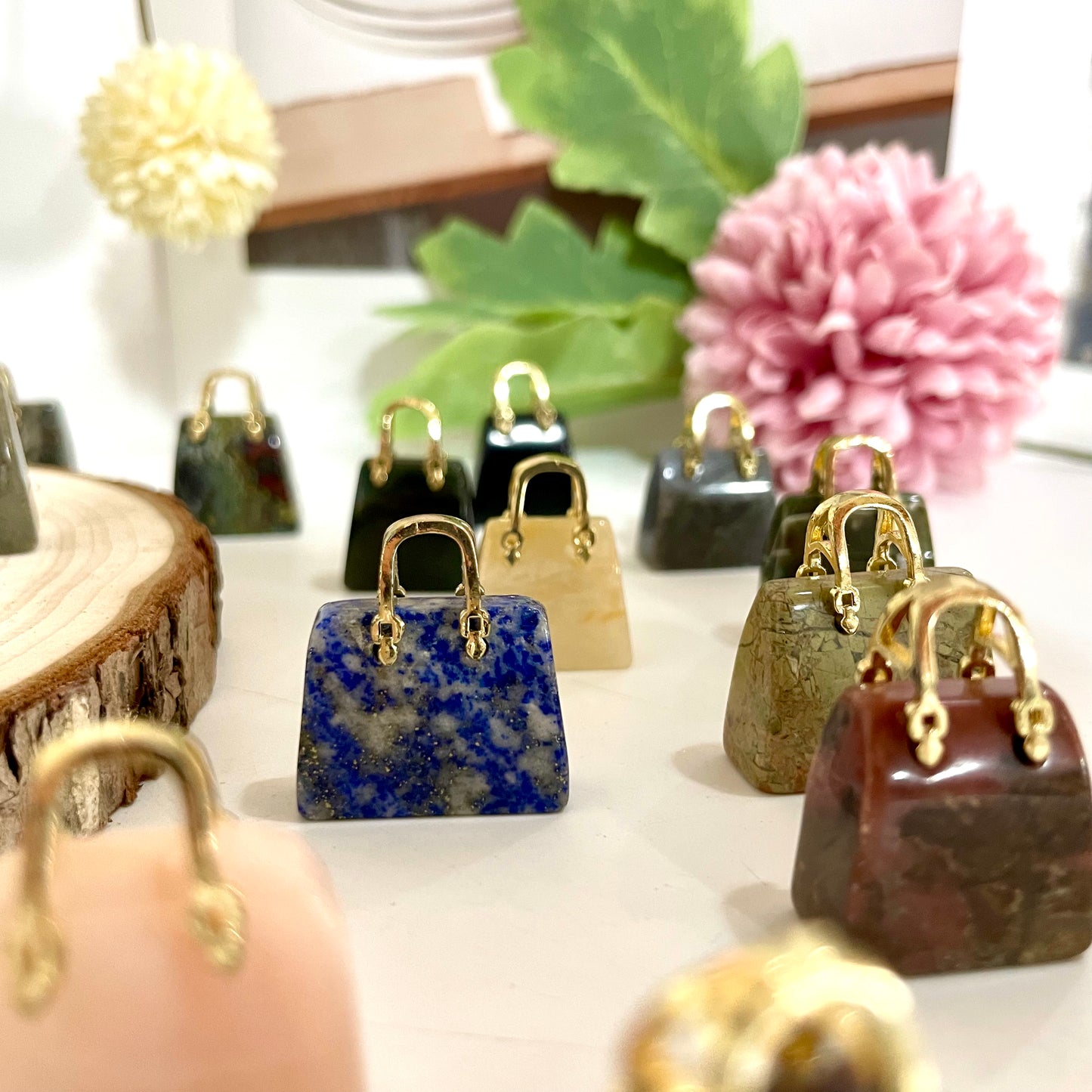 Different Maerail Small Handbag Crystal Stochastic 20PCS Rose Quartz Yellow Crystal Pink Flower Agate Red Jasper Sodalite Sunstone Que Sera Fire Quartz Carribean Caloit Kiwi Jasper Yellow Calcite Dragon Blood Yooperlite From IG Crystal