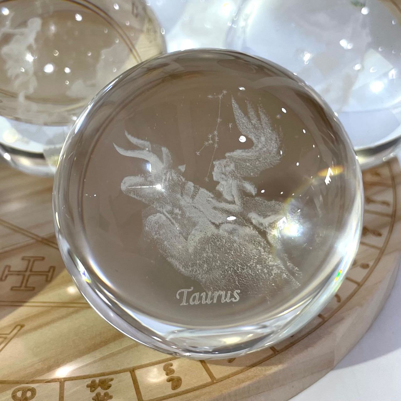 12 Constellations Aries Taurus Gemini Cancer Leo Virgo Libra Scorpio Sagittarius Capricornus Aquarius Pisces Crystals Gift Set With Wooden LED Display Base From IG Crystal