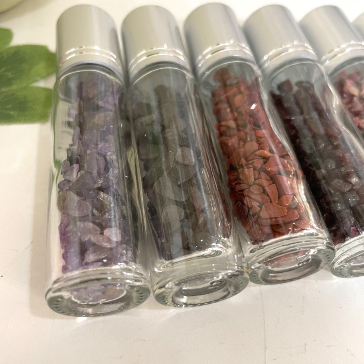 15PCS Essential Oil Roller Crystal Bottles Funnels for Oils Roller on Bottles Amethysts Red Jasper Carribean Caloit Garnet Prehnite Peridot From IG Crystal