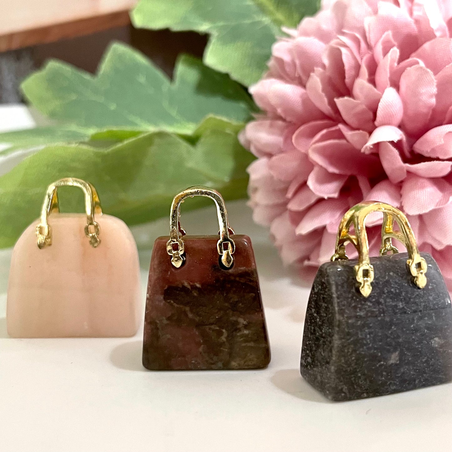 Different Maerail Small Handbag Crystal Stochastic 20PCS Rose Quartz Yellow Crystal Pink Flower Agate Red Jasper Sodalite Sunstone Que Sera Fire Quartz Carribean Caloit Kiwi Jasper Yellow Calcite Dragon Blood Yooperlite From IG Crystal