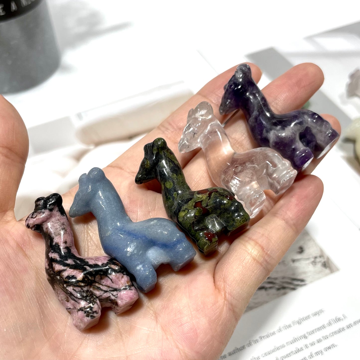 Different Material 4CM Height Small Giraffe Crystal Carvings 8 Counts Rose Quartz Clear Quartz Yellow Tiger Eye Amethyst Sodalite Green Aventurine Rohdnite Kiwi Jasper Healing Crystal Home Decoration From IG Crystal