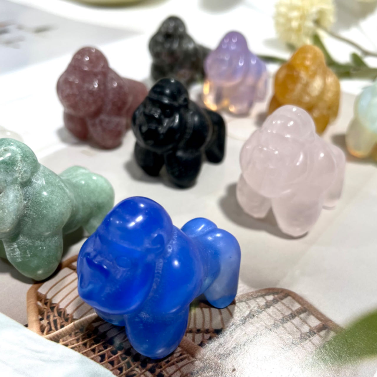 5 Counts Different Materials Small Orangutan Crystal Clear Quartz Rose Quartz Green Aventurine Yooperlite Black Obsidian Red Que Sera Healing Crystal Home Decoration From IG Crystal