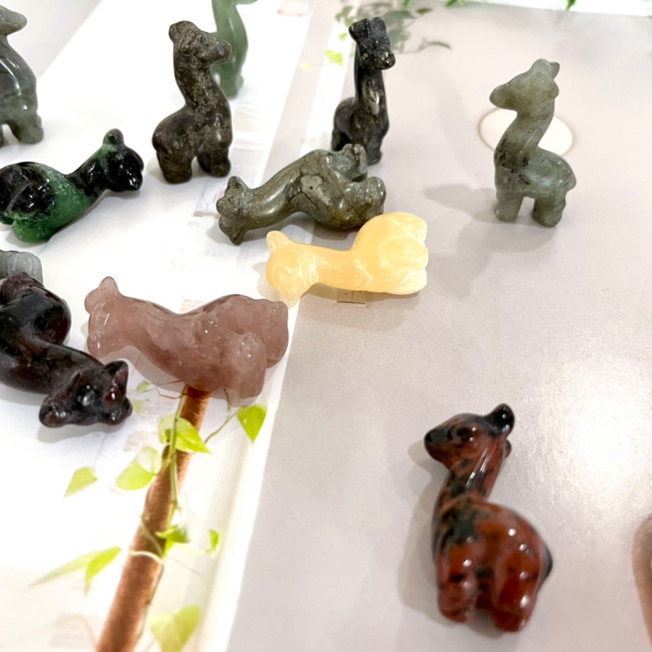 Different Material 3CM Height Small Giraffe Crystal Carvings 10 Counts Rose Quartz Clear Quartz Yellow Tiger Eye Amethyst Sodalite Green Aventurine Rohdnite Kiwi Jasper Healing Crystal Home Decoration From IG Crystal