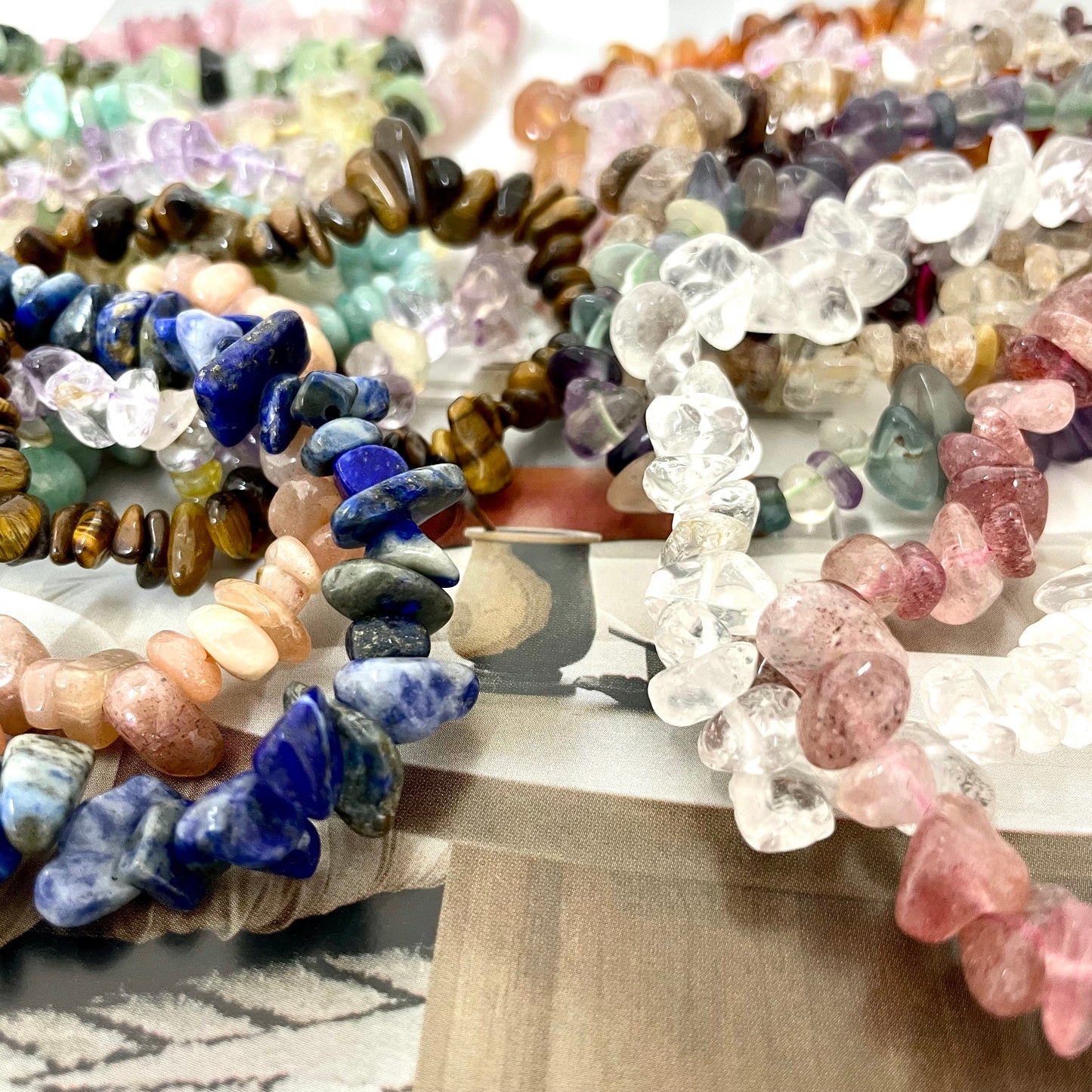 Mix 15pcs Chips Bracelets Set With One PC Gift Box Natural Crystals Healing Crystals Bracelet for Women and Men Teens Crystal Jewelry Shop Pretty Crystals From IG Crystal