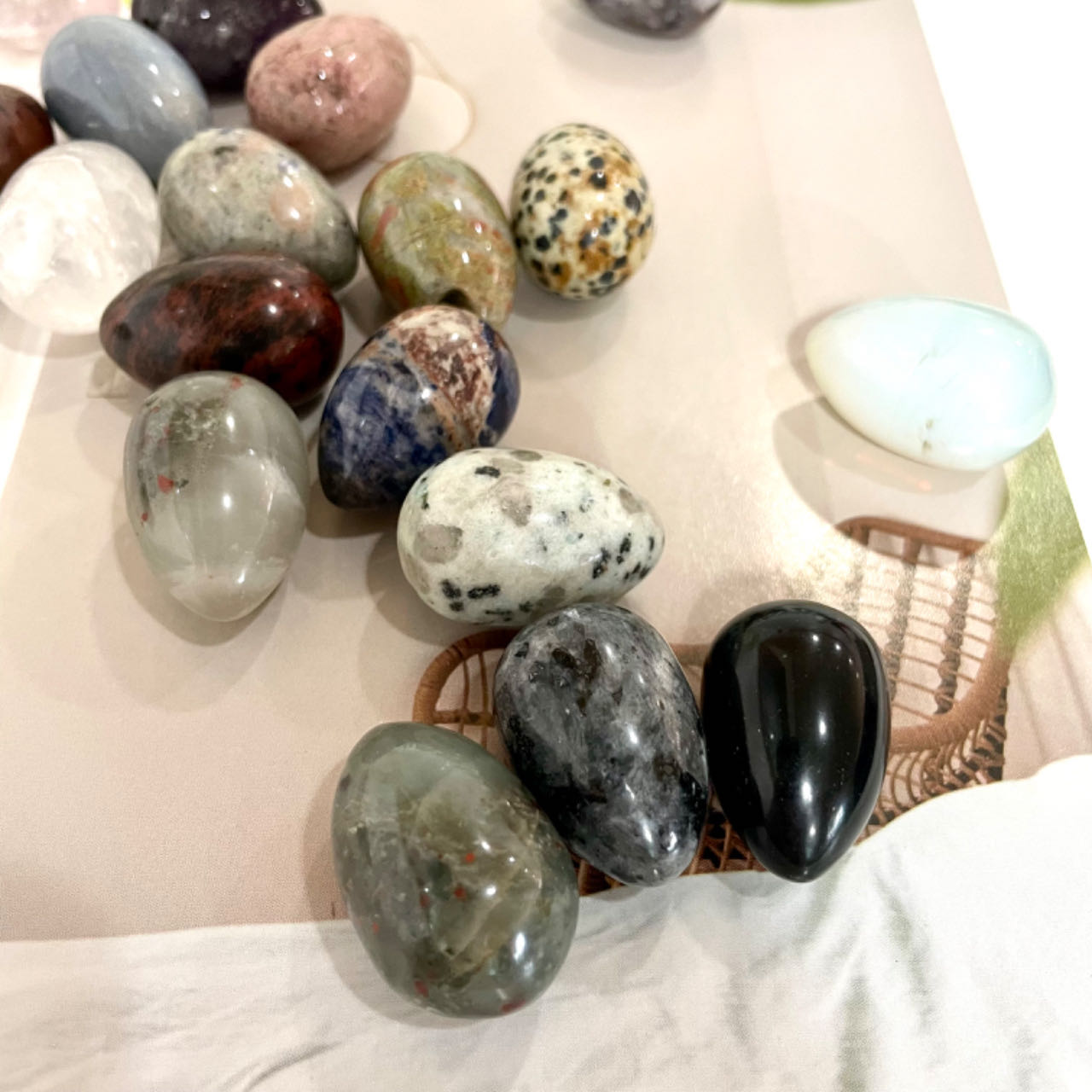 12 Counts Different Material 3CM Egg Crystal Rose Quartz Clear Quartz Kiwi Jasper Sodalite Amethyst Opalite Unakite Healing Crystal From IG Crystal
