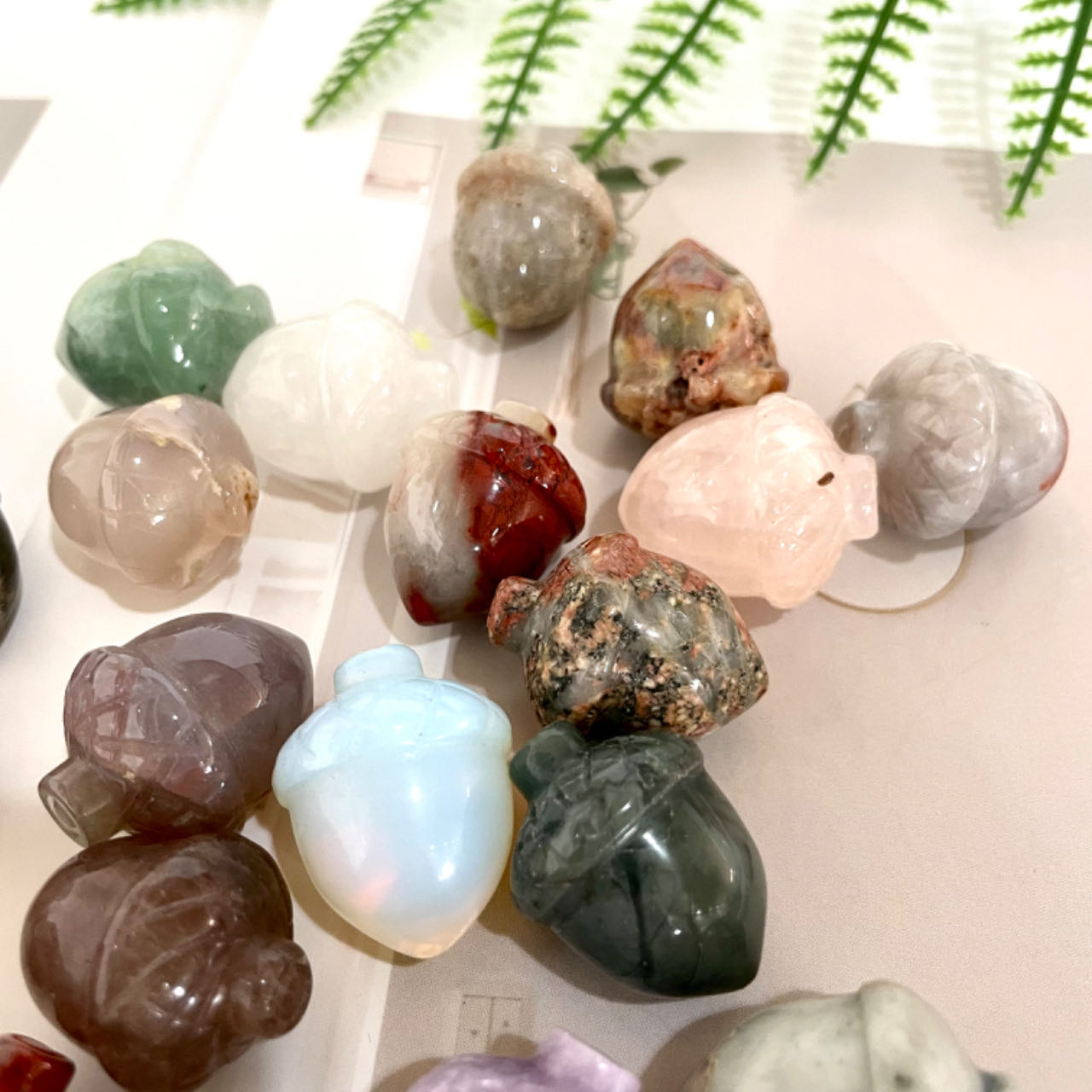 IG Crystal Different Material Pinecone Crystals Set 18 Counts Rose Quartz Clear Quartz Yellow Tiger Eye Amethyst Sodalite Green Aventurine Rohdnite Kiwi Jasper Healing Crystal Home Decoration