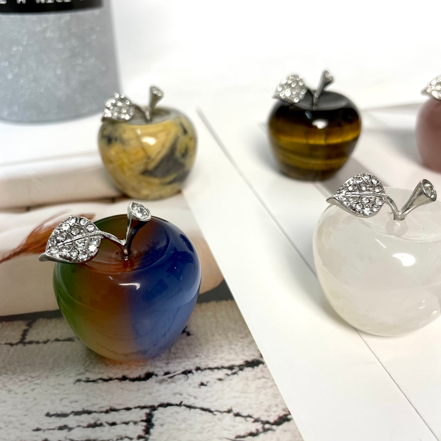 Different Materials Apple Crystal Carvings 5 Counts Set Yellow Tiger Eyes Cat Eye Clear Quartz Healing Stones Natural Stone Chakra Balancing Reiki Home Office Decor From IG Crystal