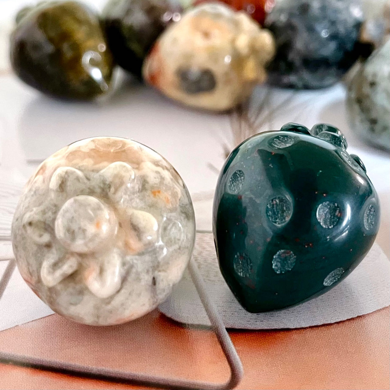 Different Material Strawberry High Quality Natural Crystals Set 10 Counts Rose Quartz Clear Quartz Yellow Tiger Eye Amethyst Sodalite Green Aventurine Rohdnite Kiwi Jasper Healing Crystal Home Decoration From IG Crystal