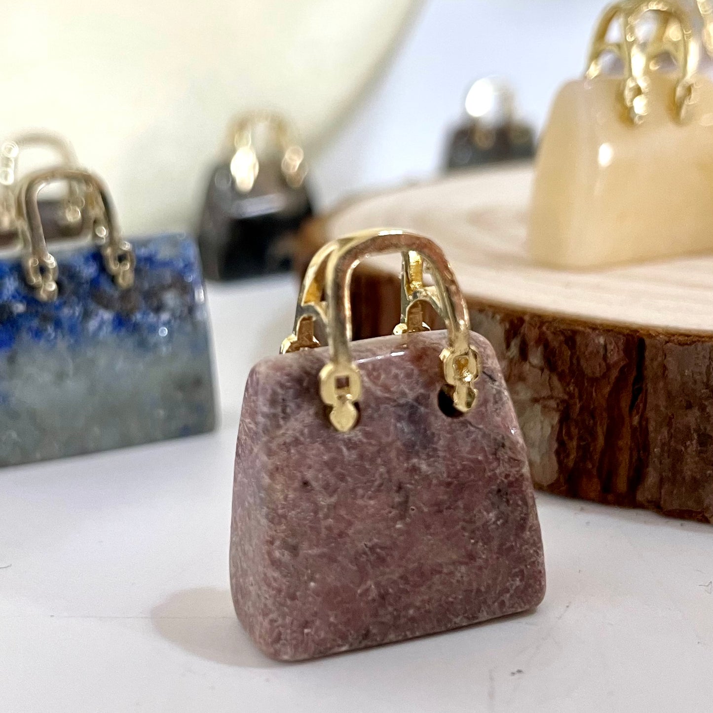 Different Maerail Small Handbag Crystal Stochastic 20PCS Rose Quartz Yellow Crystal Pink Flower Agate Red Jasper Sodalite Sunstone Que Sera Fire Quartz Carribean Caloit Kiwi Jasper Yellow Calcite Dragon Blood Yooperlite From IG Crystal