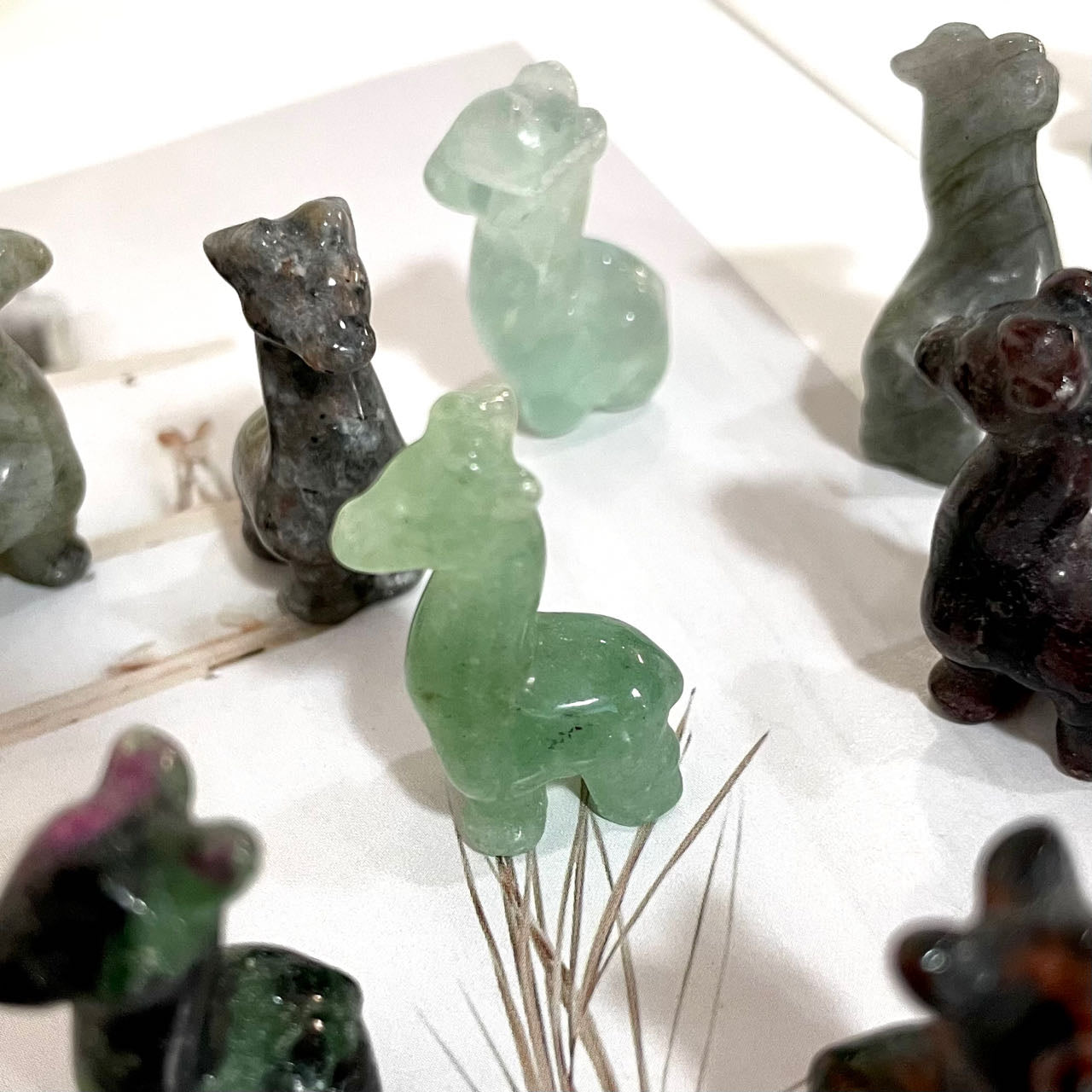 Different Material 3CM Height Small Giraffe Crystal Carvings 10 Counts Rose Quartz Clear Quartz Yellow Tiger Eye Amethyst Sodalite Green Aventurine Rohdnite Kiwi Jasper Healing Crystal Home Decoration From IG Crystal