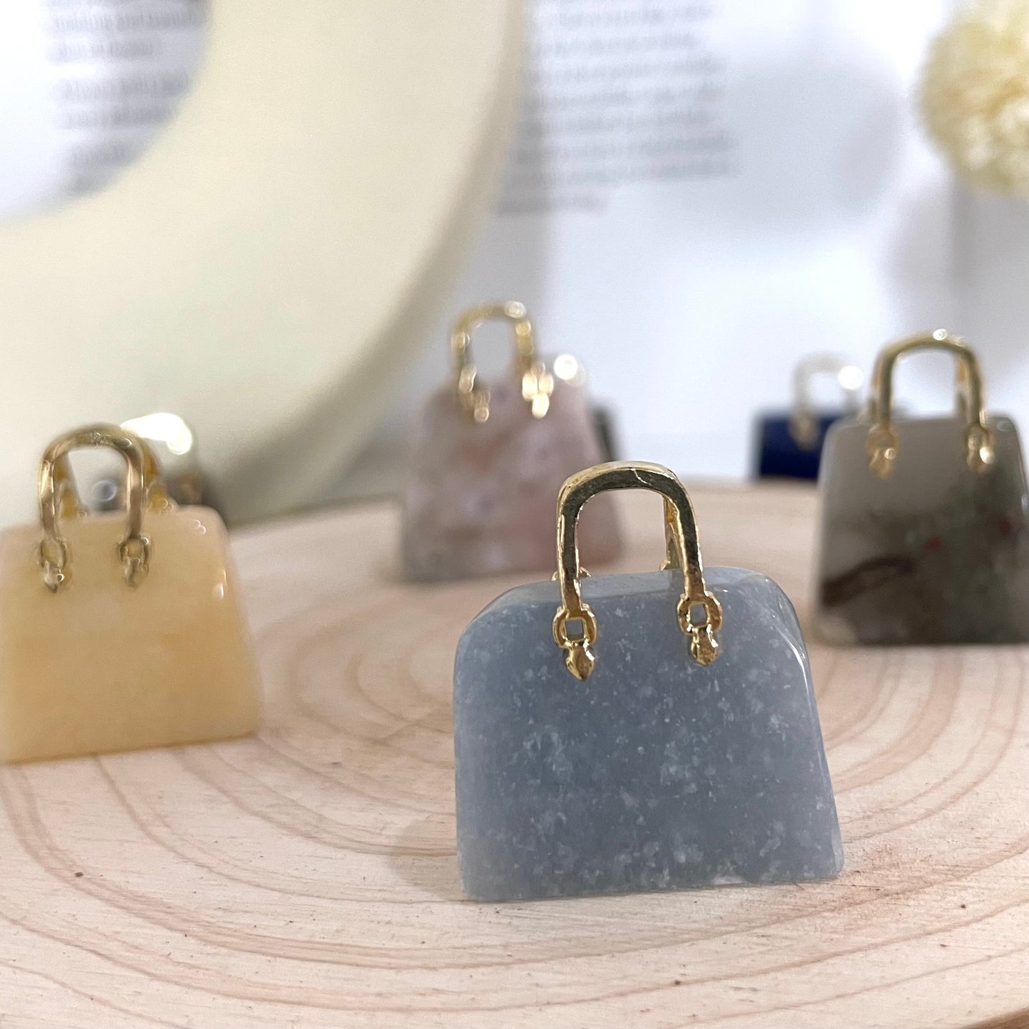 Different Maerail Small Handbag Crystal Stochastic 20PCS Rose Quartz Yellow Crystal Pink Flower Agate Red Jasper Sodalite Sunstone Que Sera Fire Quartz Carribean Caloit Kiwi Jasper Yellow Calcite Dragon Blood Yooperlite From IG Crystal