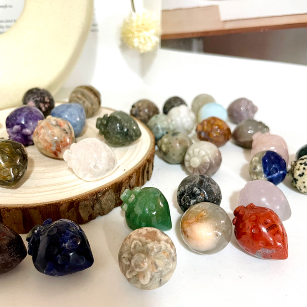 Different Material Strawberry High Quality Natural Crystals Set 10 Counts Rose Quartz Clear Quartz Yellow Tiger Eye Amethyst Sodalite Green Aventurine Rohdnite Kiwi Jasper Healing Crystal Home Decoration From IG Crystal