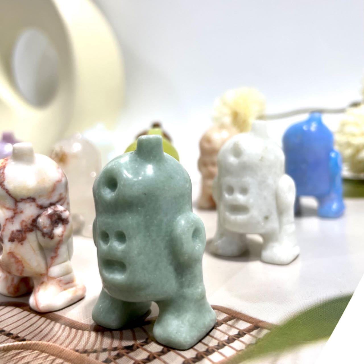 7 Counts Different Materials Small Robot Crystal Amethyst Clear Quartz Kiwi Jasper Green Aventurine Moss Agate Lepidolite Unakite Yellow Jasper Healing Crystal Home Decoration From IG Crystal