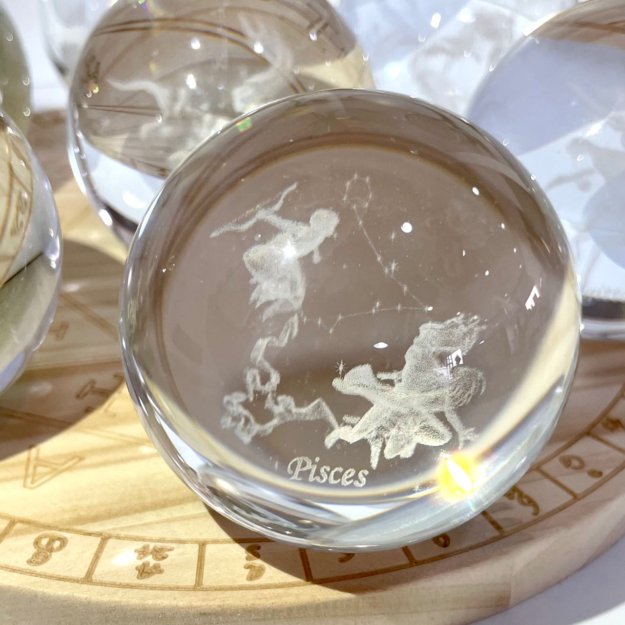 12 Constellations Aries Taurus Gemini Cancer Leo Virgo Libra Scorpio Sagittarius Capricornus Aquarius Pisces Crystals Gift Set With Wooden LED Display Base From IG Crystal