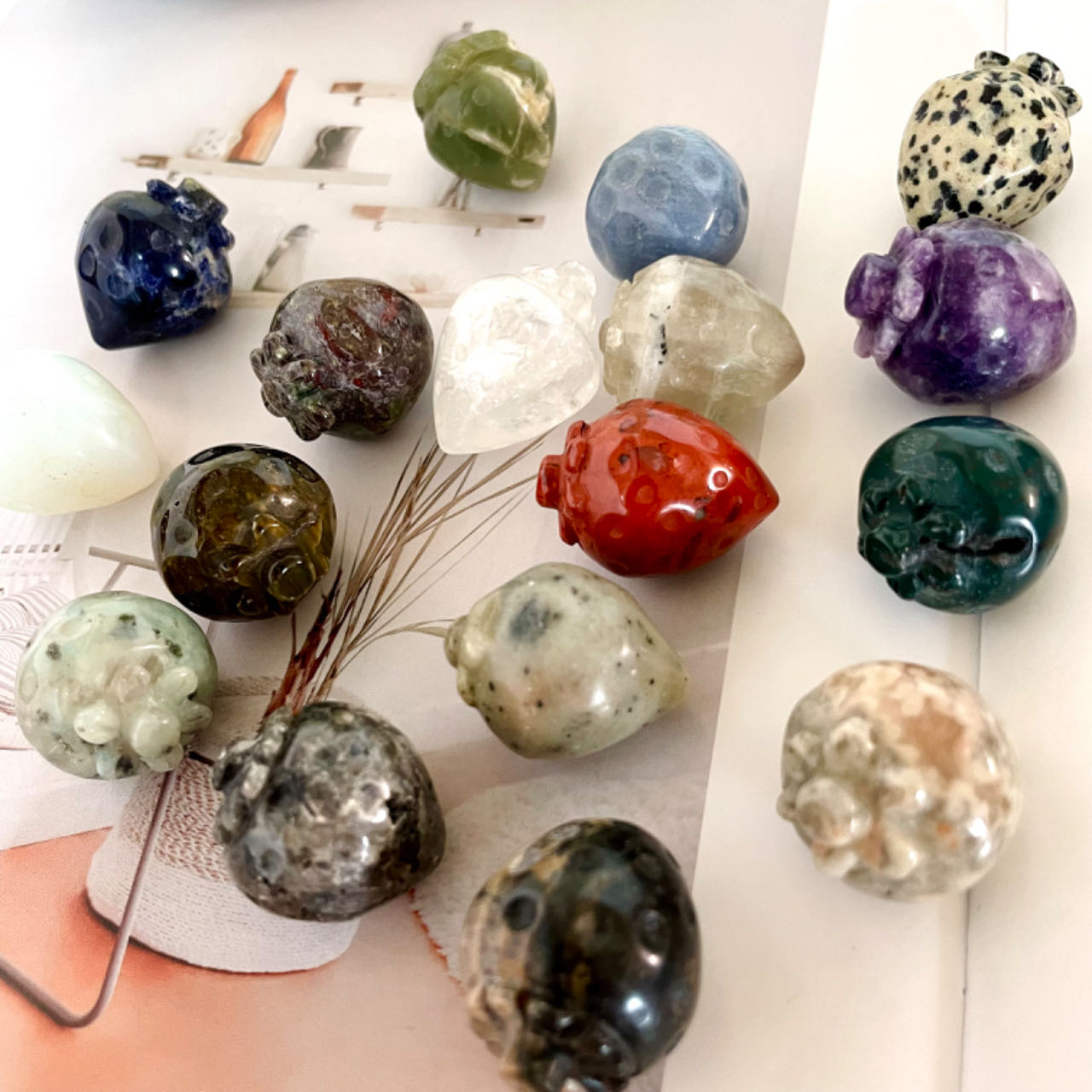 Different Material Strawberry High Quality Natural Crystals Set 10 Counts Rose Quartz Clear Quartz Yellow Tiger Eye Amethyst Sodalite Green Aventurine Rohdnite Kiwi Jasper Healing Crystal Home Decoration From IG Crystal