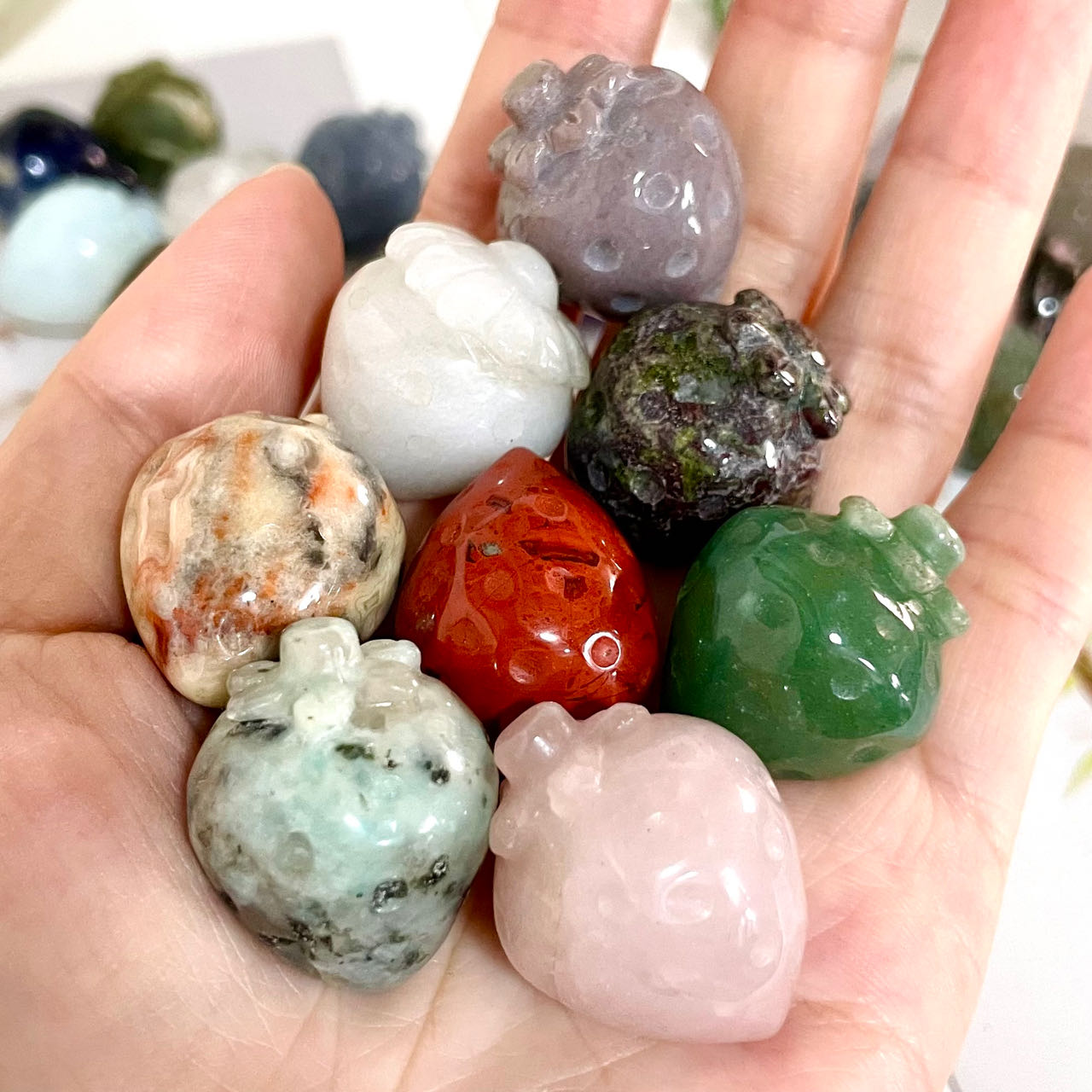 Different Material Strawberry High Quality Natural Crystals Set 10 Counts Rose Quartz Clear Quartz Yellow Tiger Eye Amethyst Sodalite Green Aventurine Rohdnite Kiwi Jasper Healing Crystal Home Decoration From IG Crystal