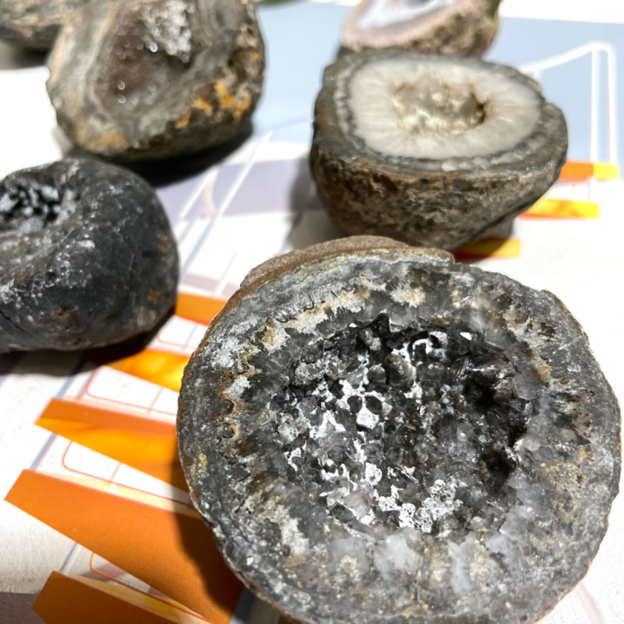 3~5 Counts Natural Stone Crystal Crafts Gift Crystal Druzy Agate Geode Raw Stone For home decor From IG Crystal
