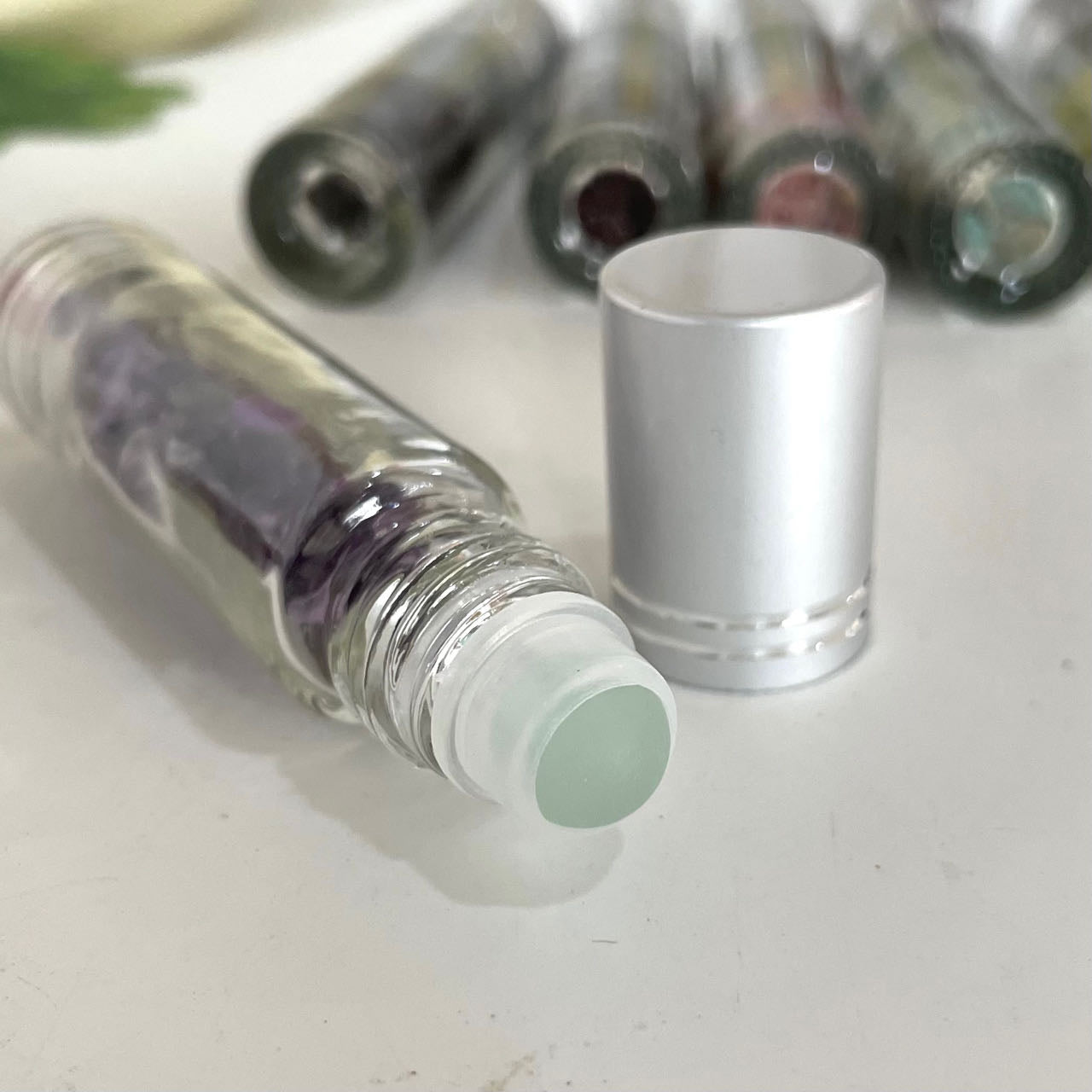 15PCS Essential Oil Roller Crystal Bottles Funnels for Oils Roller on Bottles Amethysts Red Jasper Carribean Caloit Garnet Prehnite Peridot From IG Crystal