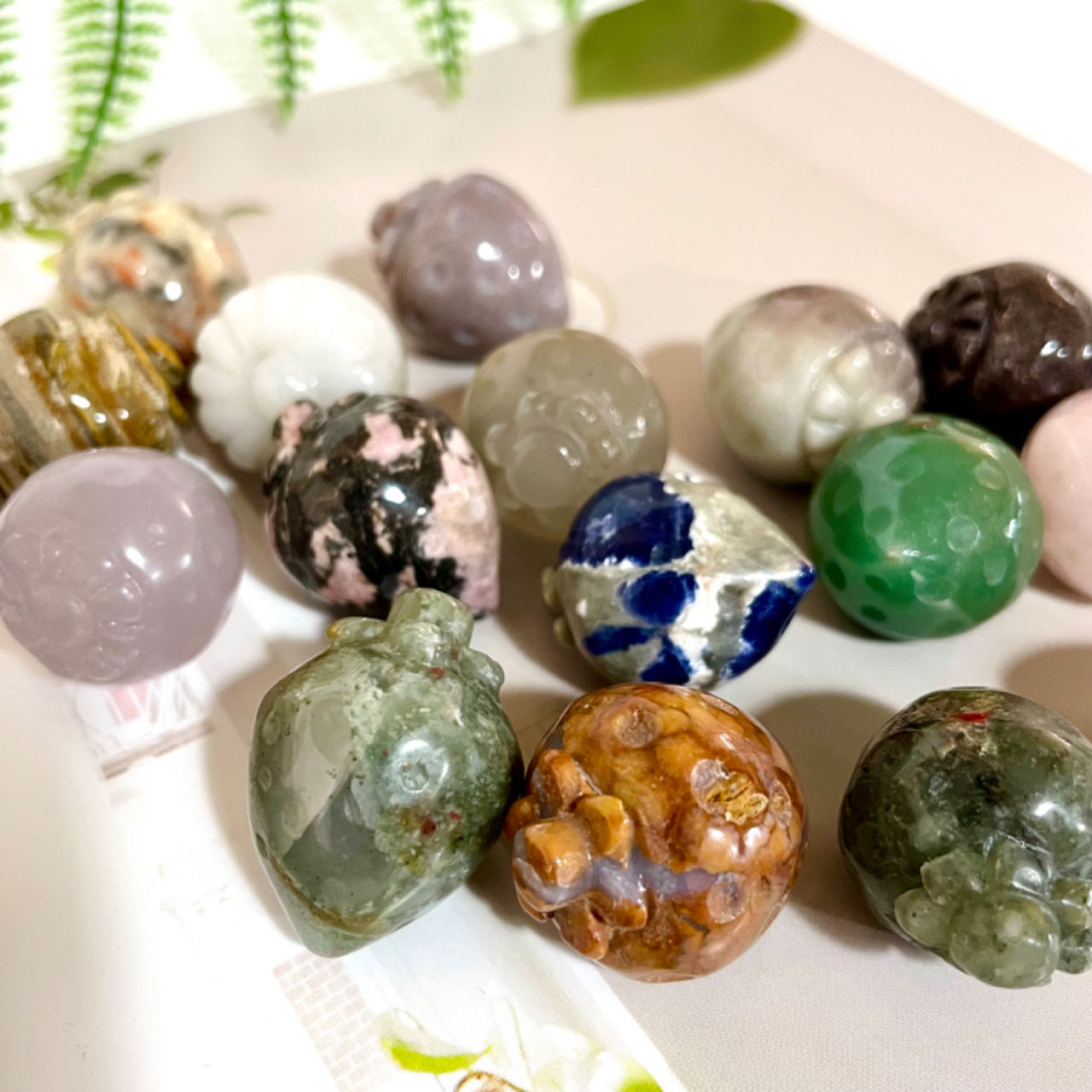 Different Material Strawberry High Quality Natural Crystals Set 10 Counts Rose Quartz Clear Quartz Yellow Tiger Eye Amethyst Sodalite Green Aventurine Rohdnite Kiwi Jasper Healing Crystal Home Decoration From IG Crystal