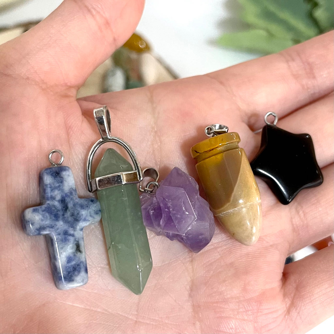 Stochastic 10PCS Different Maerail Crystal Decklace Star Bullet Crucifix Crystal Wand Amethyst Chips Healing Stone From IG Crystal