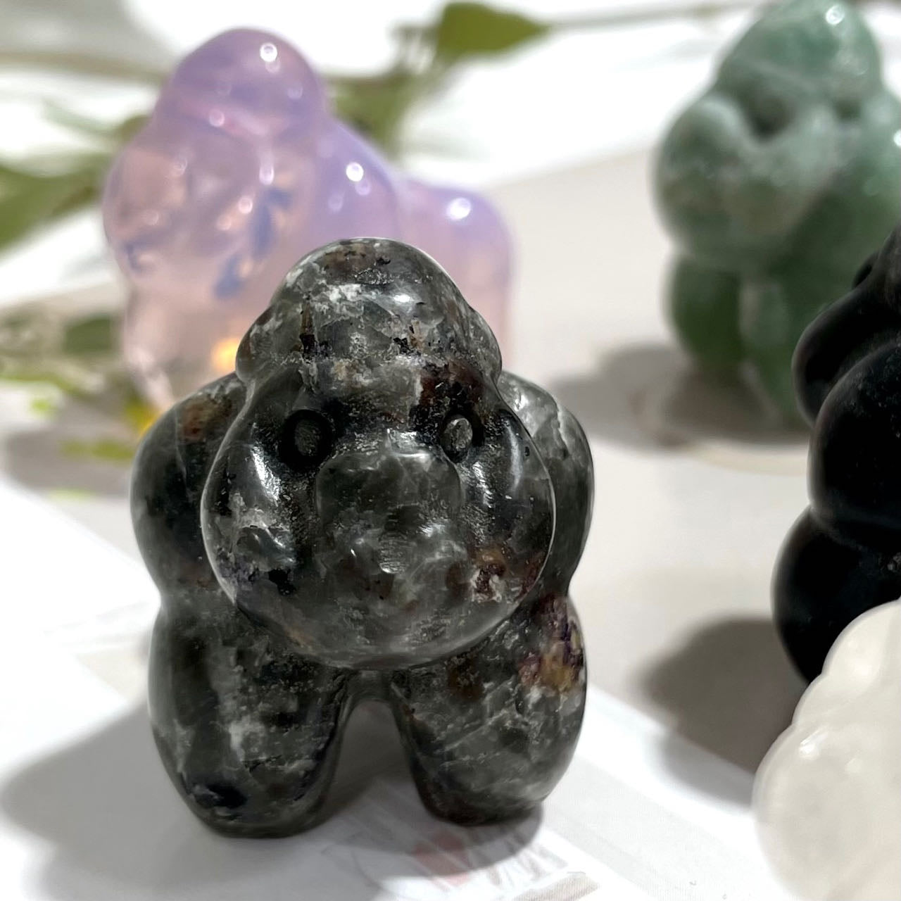 5 Counts Different Materials Small Orangutan Crystal Clear Quartz Rose Quartz Green Aventurine Yooperlite Black Obsidian Red Que Sera Healing Crystal Home Decoration From IG Crystal