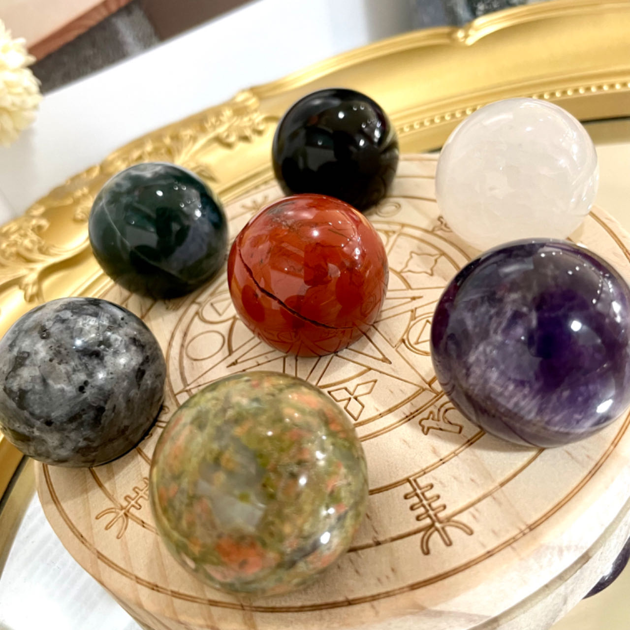 7PCS 3CM Crystal Balls With Wood Stand Set White Calcite Moss Agate Dream Amethyst Unakite Red Jasper Black Obsidian Lavakite From IG Crystal