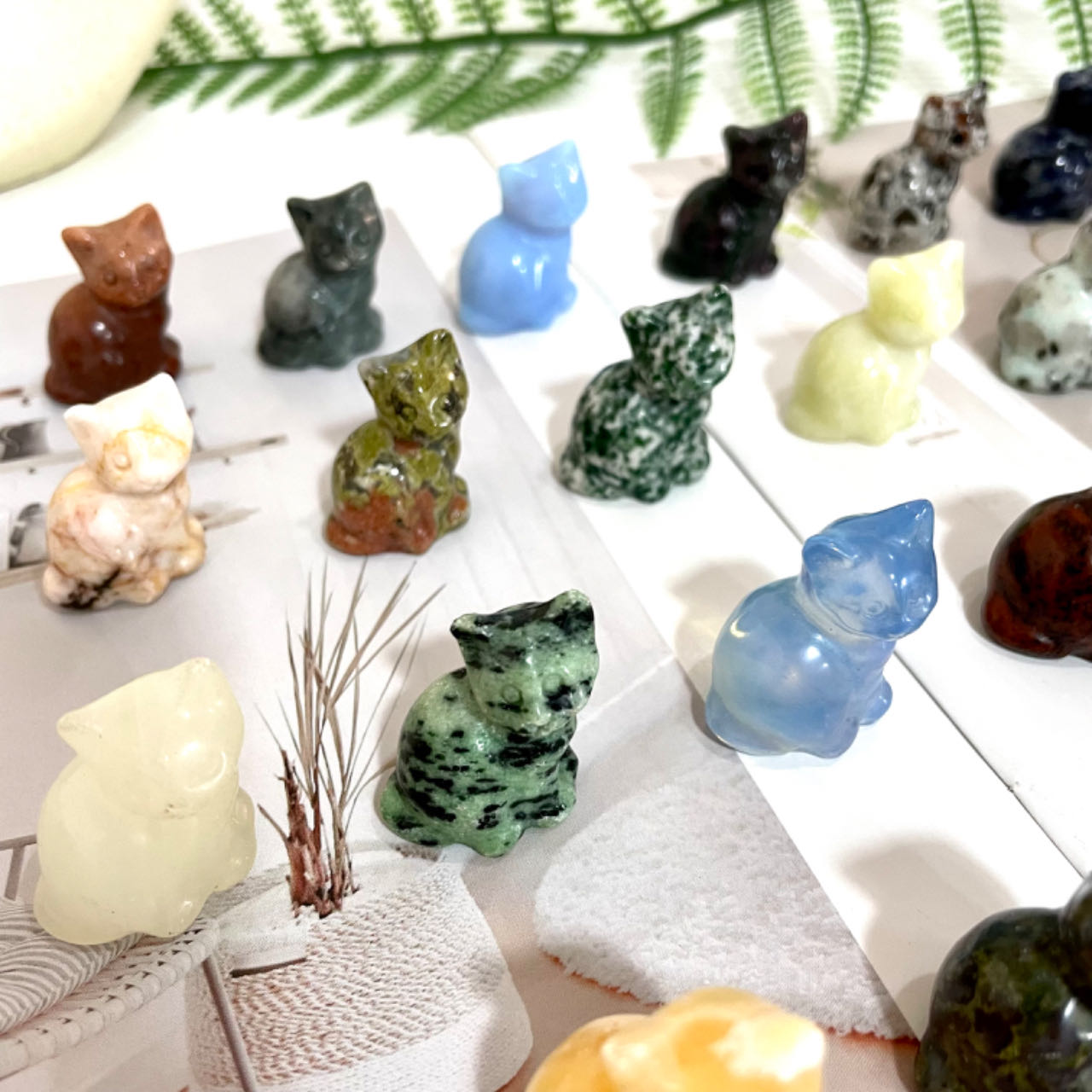Different Material 3CM Height Small Cat Crystal 10 Counts Rose Quartz Clear Quartz Yellow Tiger Eye Amethyst Sodalite Green Aventurine Rohdnite Kiwi Jasper Healing Crystal Home Decoration From IG Crystal