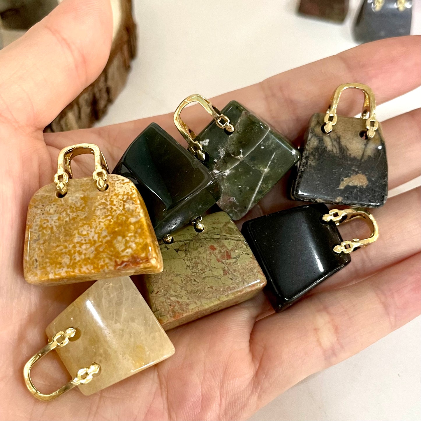Different Maerail Small Handbag Crystal Stochastic 20PCS Rose Quartz Yellow Crystal Pink Flower Agate Red Jasper Sodalite Sunstone Que Sera Fire Quartz Carribean Caloit Kiwi Jasper Yellow Calcite Dragon Blood Yooperlite From IG Crystal