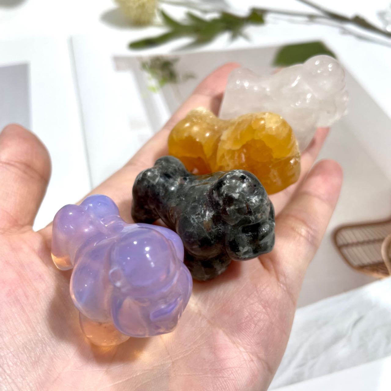 5 Counts Different Materials Small Orangutan Crystal Clear Quartz Rose Quartz Green Aventurine Yooperlite Black Obsidian Red Que Sera Healing Crystal Home Decoration From IG Crystal