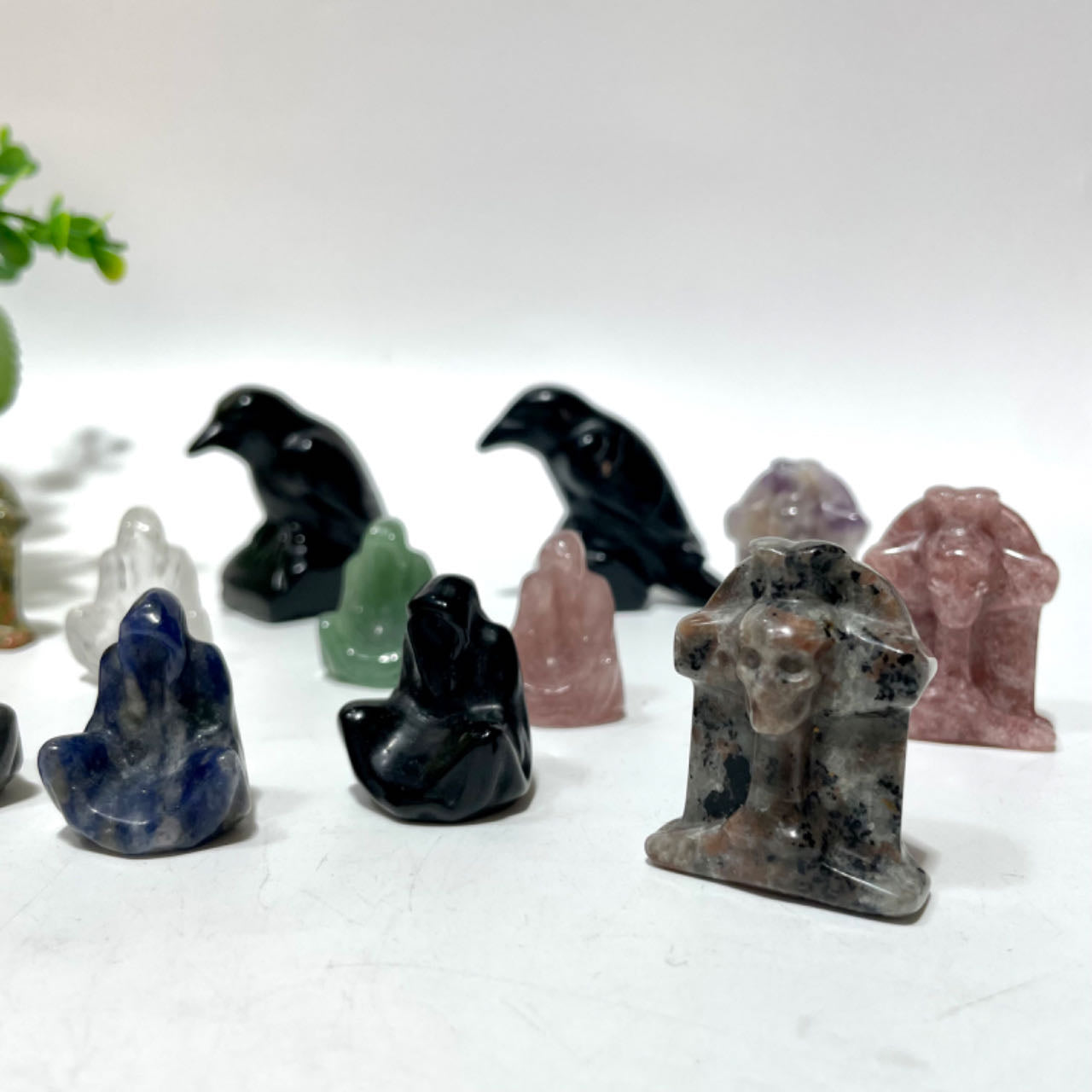 Halloween Various Materials 4CM Gravestone 5CM Black Obsidian Crow 3CM Death Crystal Carvings Set Rose Quartz Clear Quartz Yellow Tiger Eye Amethyst Sodalite Green Aventurine Rohdnite Kiwi Jasper Healing Crystal Home Decoration From IG Crystal