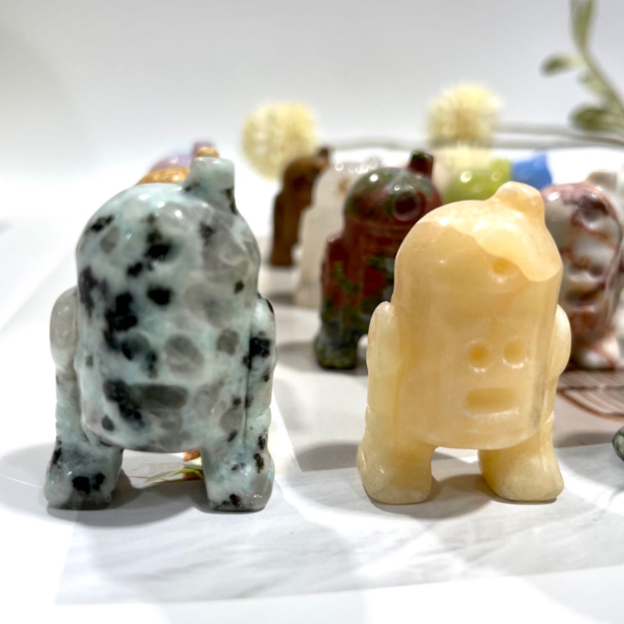 7 Counts Different Materials Small Robot Crystal Amethyst Clear Quartz Kiwi Jasper Green Aventurine Moss Agate Lepidolite Unakite Yellow Jasper Healing Crystal Home Decoration From IG Crystal